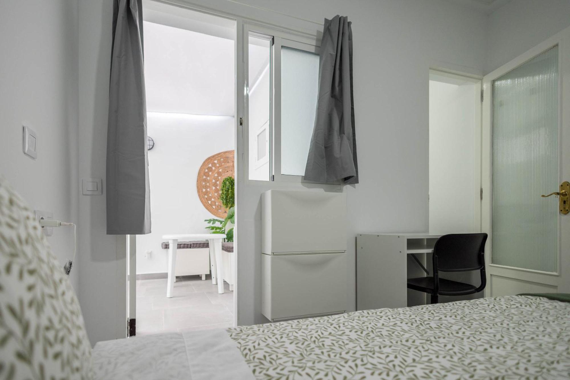 Guest house Coliving Mol-Terrace, En-Suite Bathroom, Fridge & Tv *