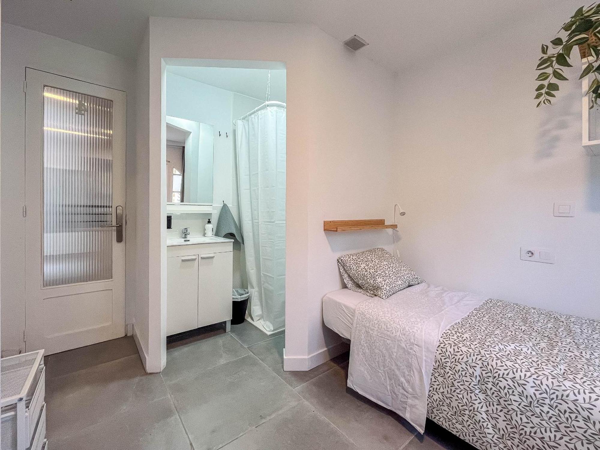 Coliving Mol-Terrace, En-Suite Bathroom, Fridge & Tv Guest house *