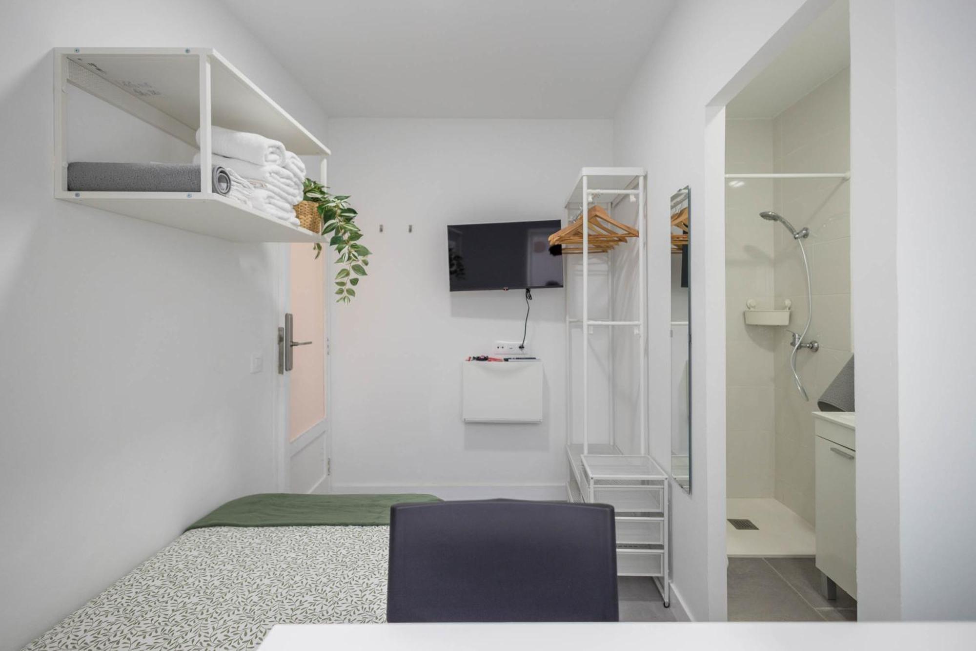 Coliving Mol-Terrace, En-Suite Bathroom, Fridge & Tv