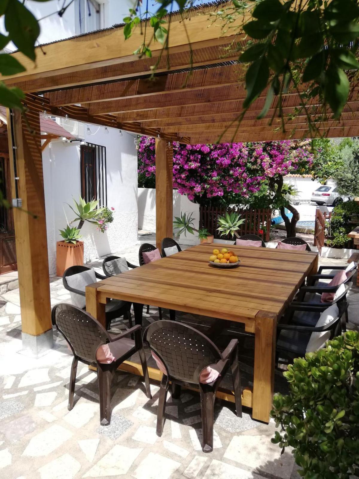 Сasa de vacaciones Craig, Spacious With Amazing Garden And Private Heated Pool Ròtova