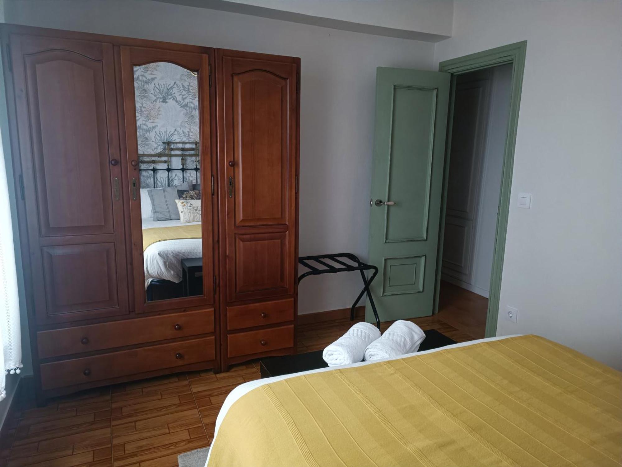 En La Ciudad, Con Patio -parking Gratis Apartamento *