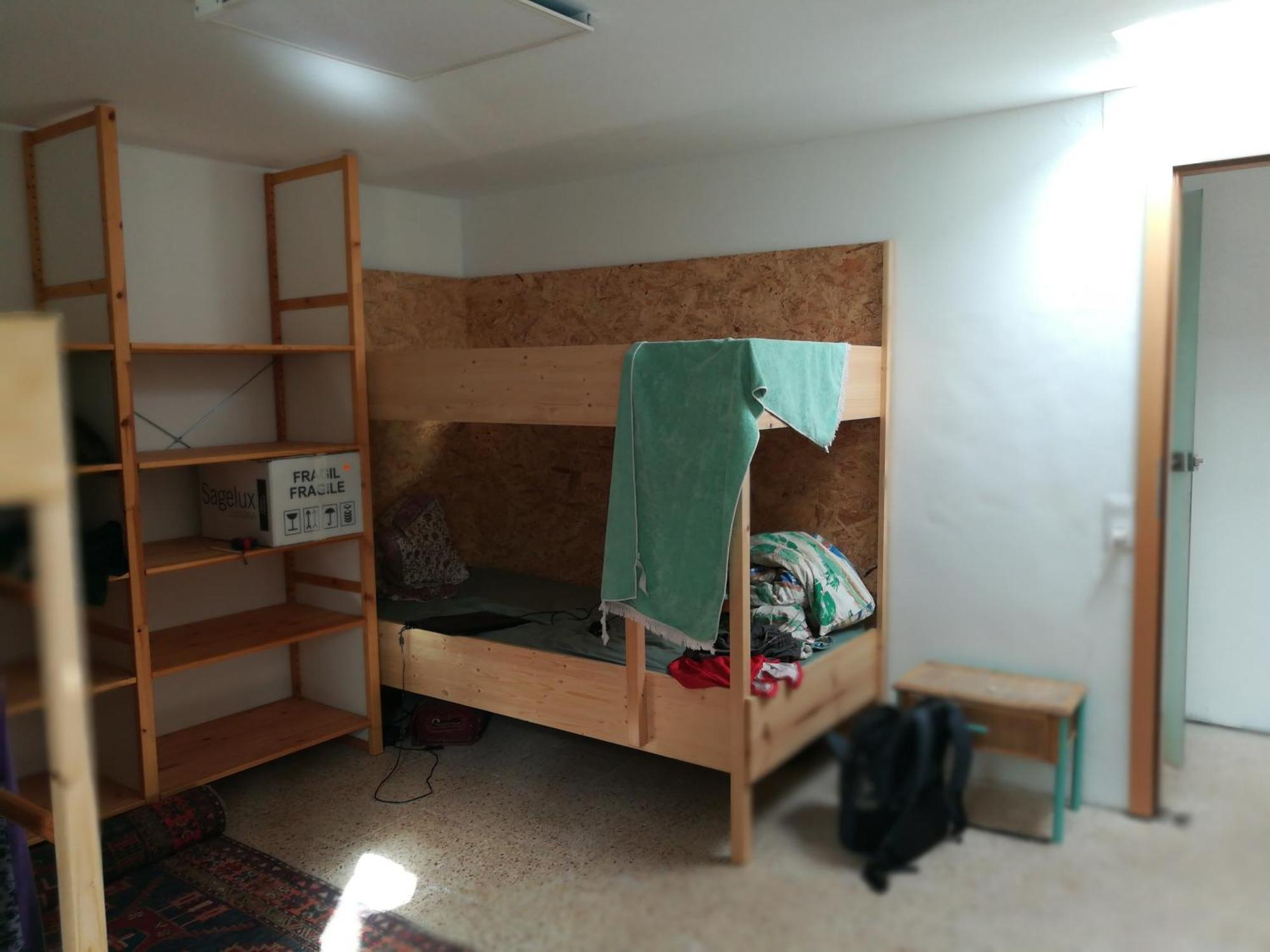 Bett 4 Im Maenner-4-bettzimmer Nur Maenner Only Men Solo Hombres *