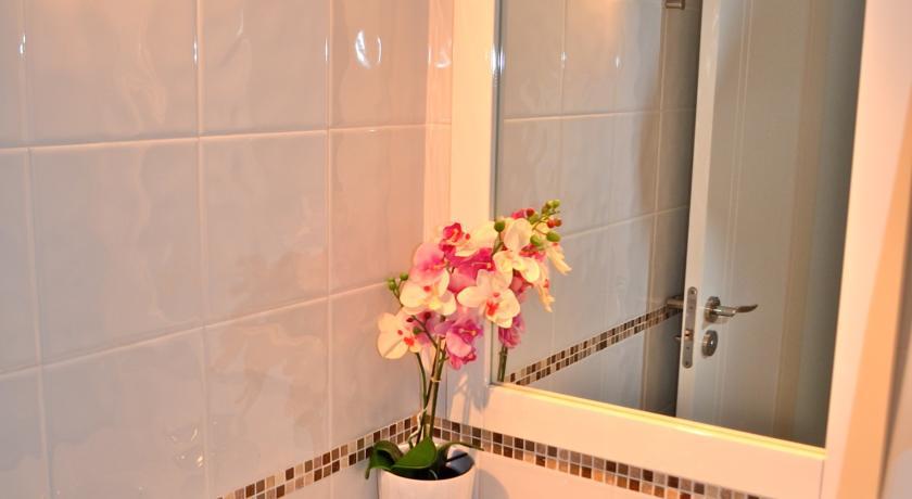 Club Olympus In Garden Apartment *