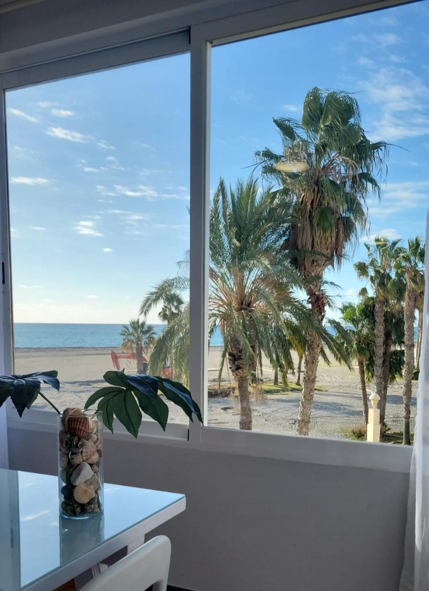 Motril, Primera Línea De Playa. Apartamento