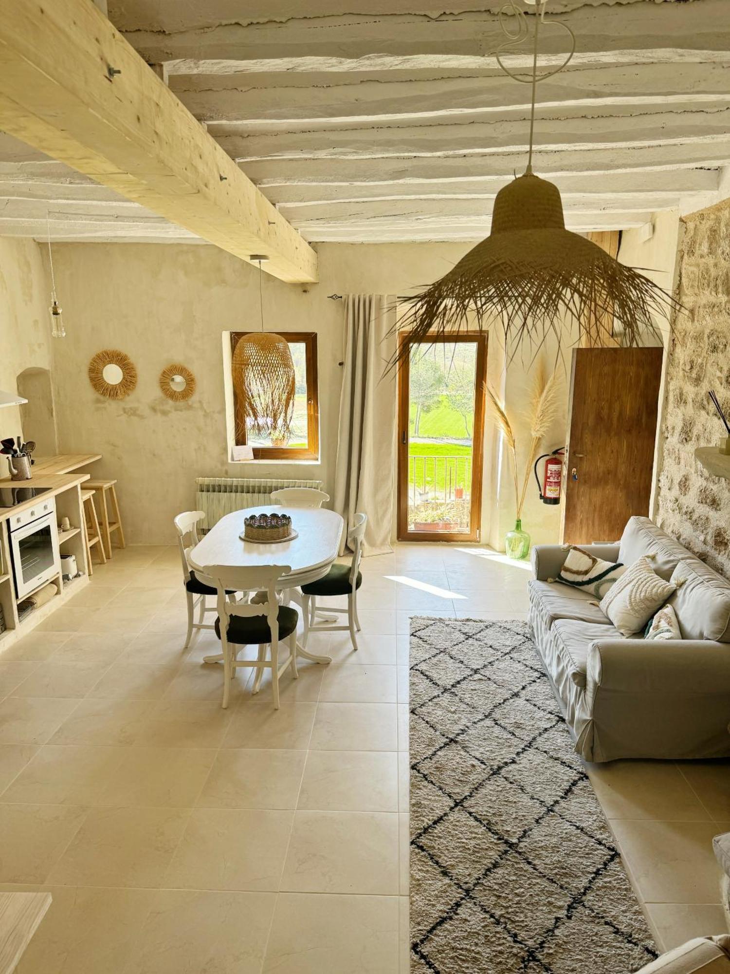 Masia Aubareda Bed & Breakfast