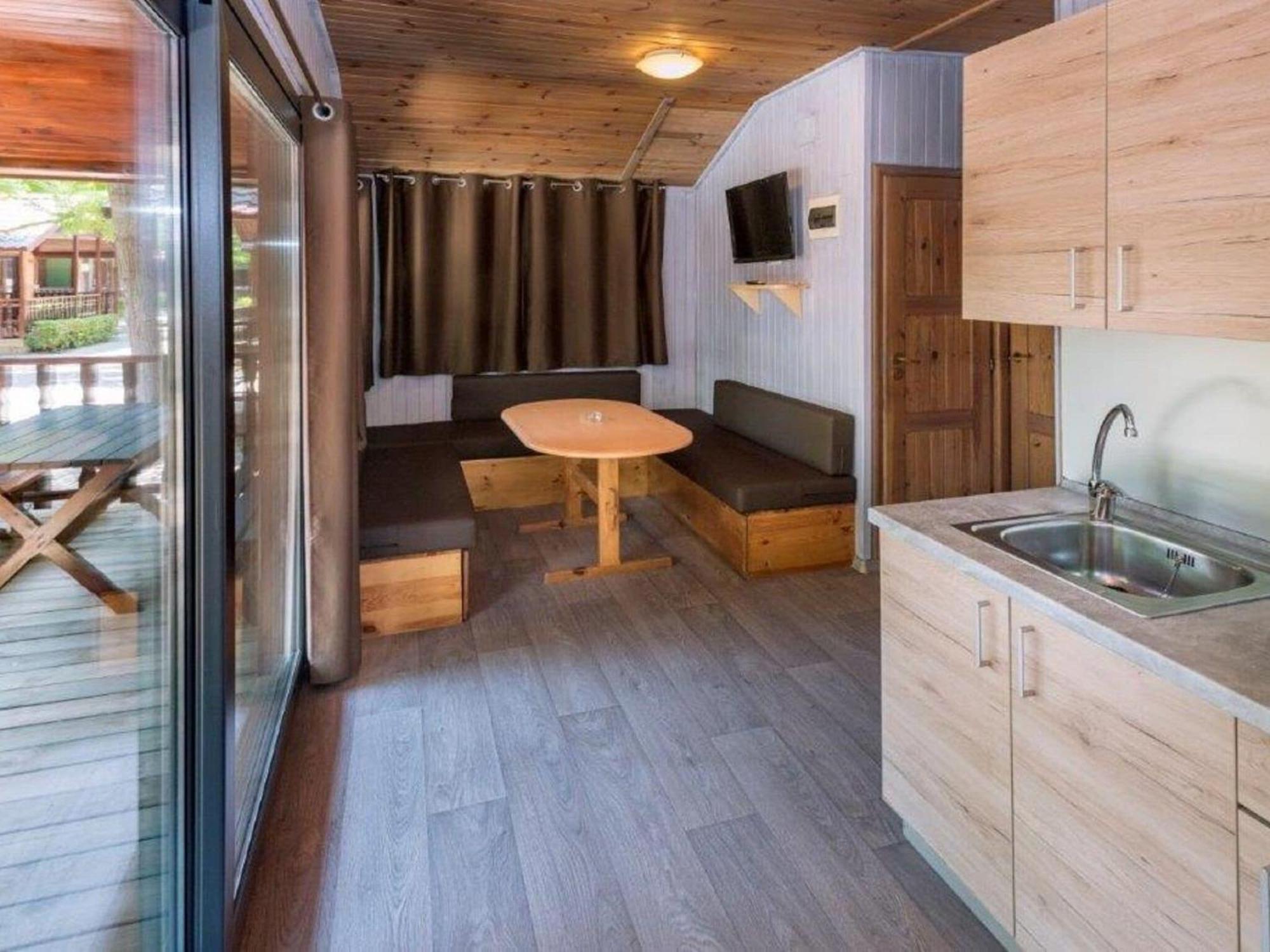 Well Kept With Veranda In Chalet