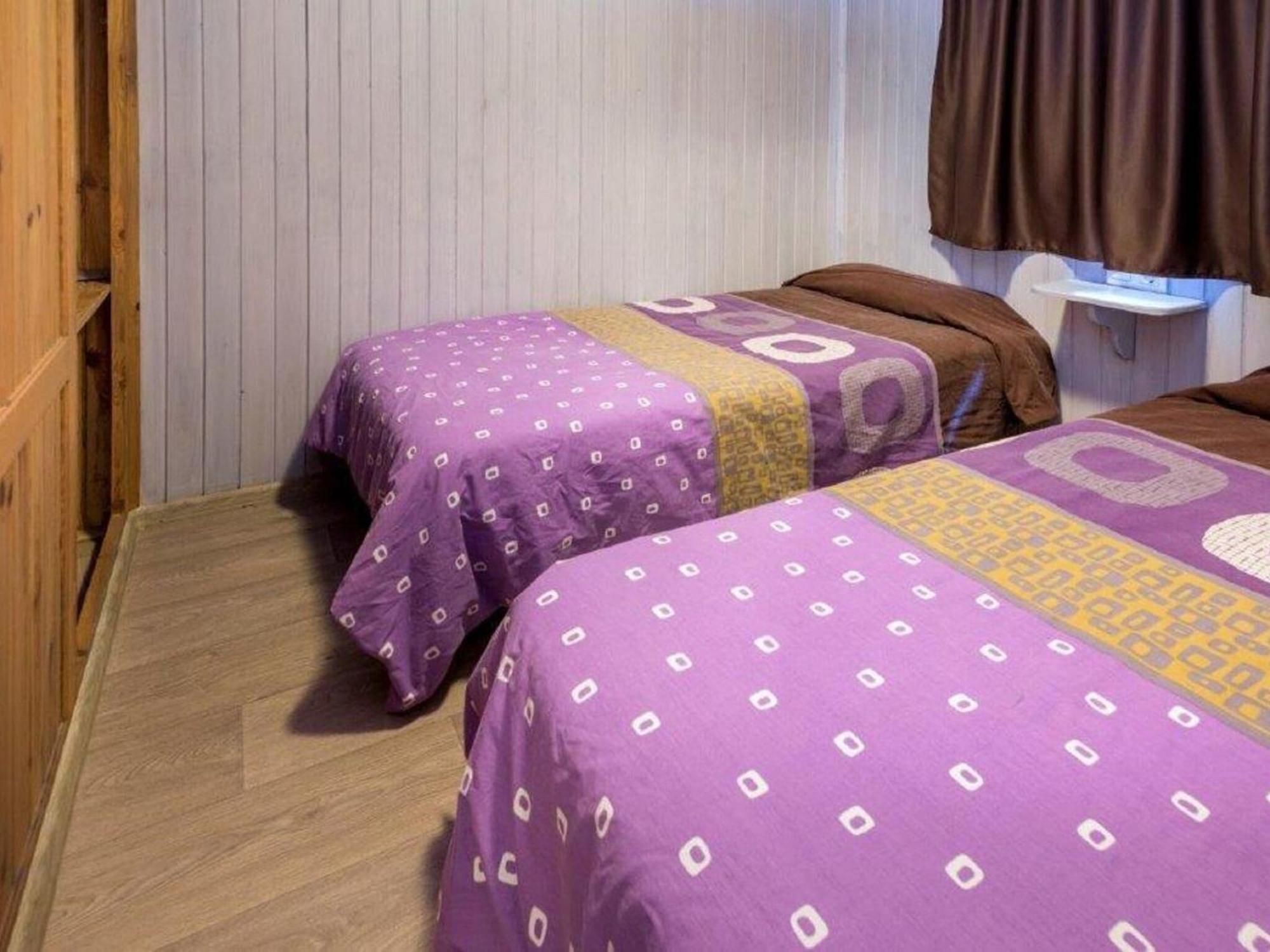 Well Kept With Veranda In Chalet *