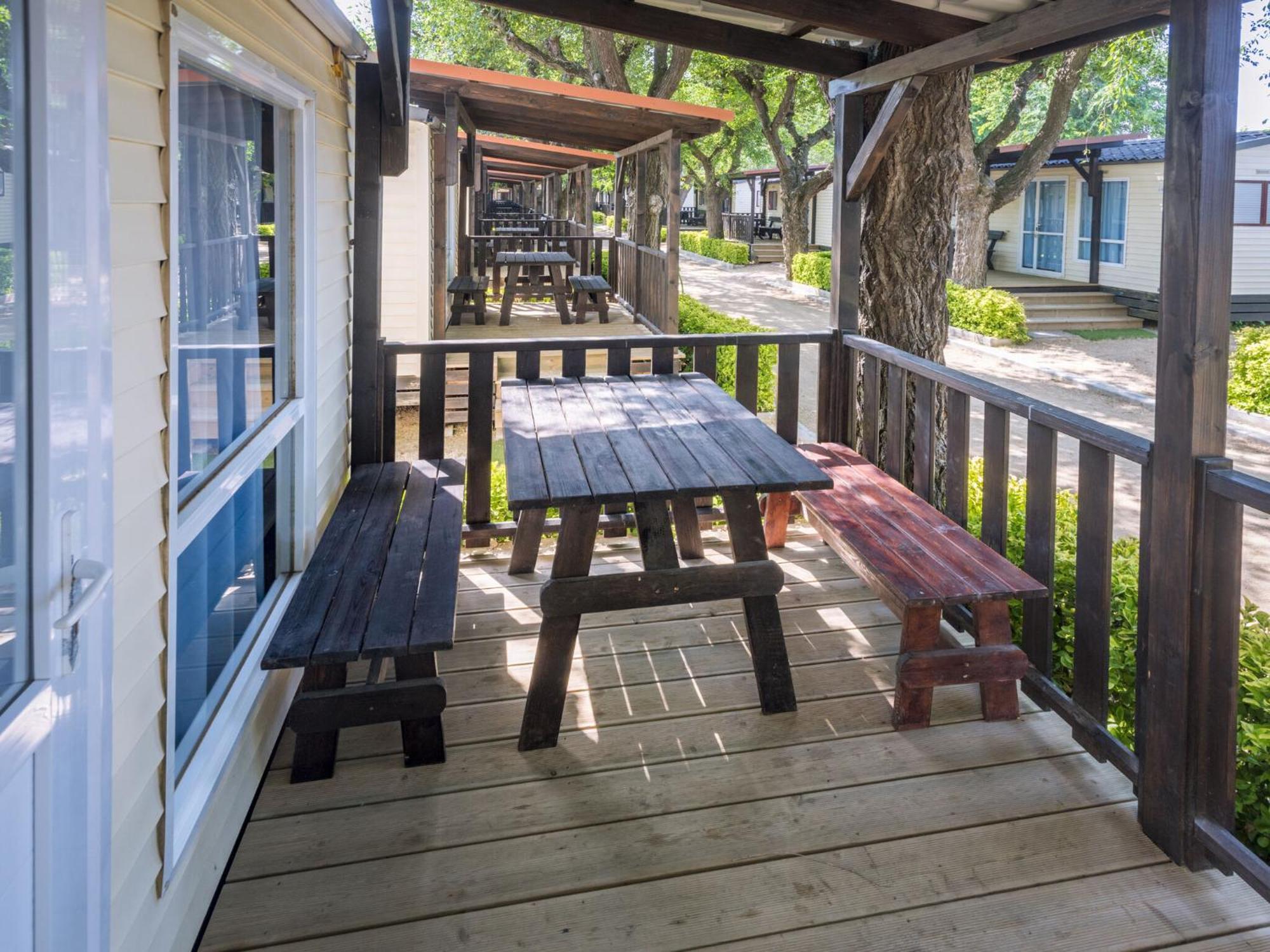 Well Kept With Veranda In Chalet