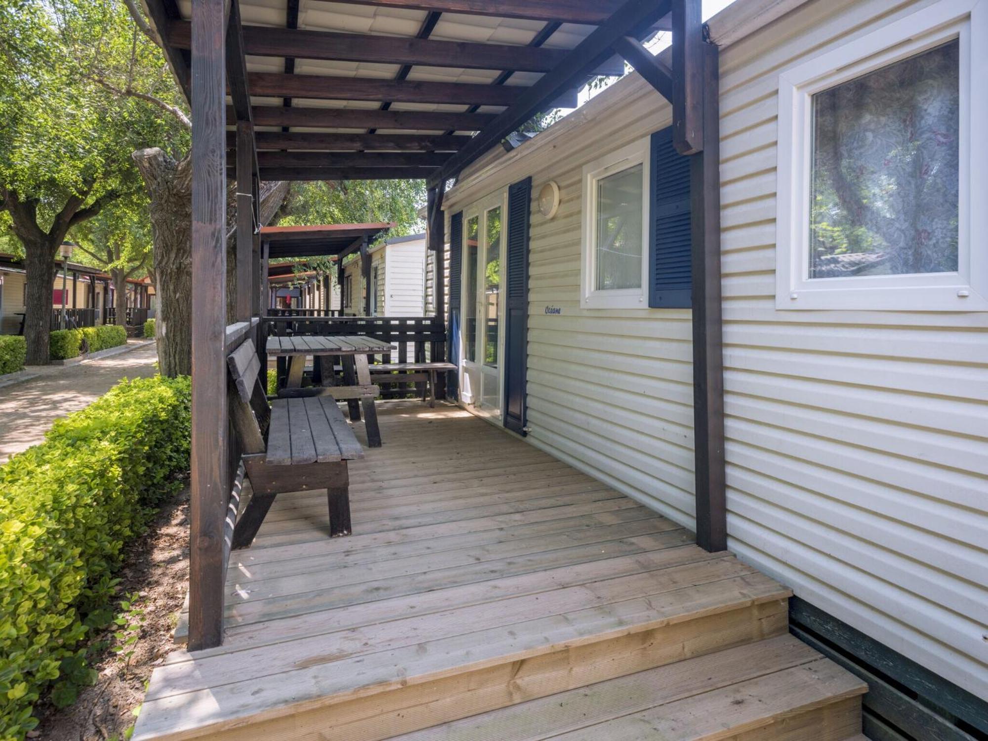 Well Kept With Veranda In Chalet *