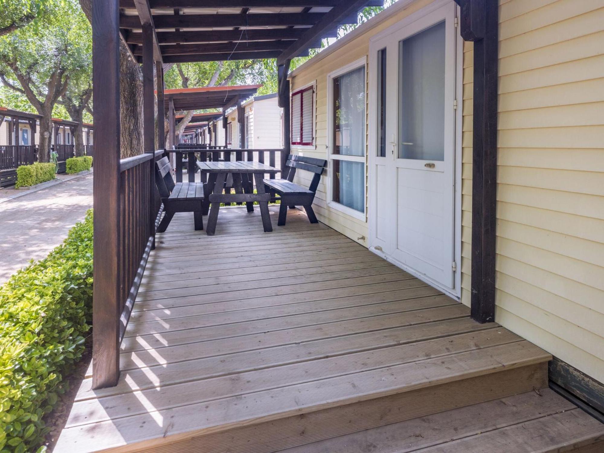 Well Kept With Veranda In Chalet *