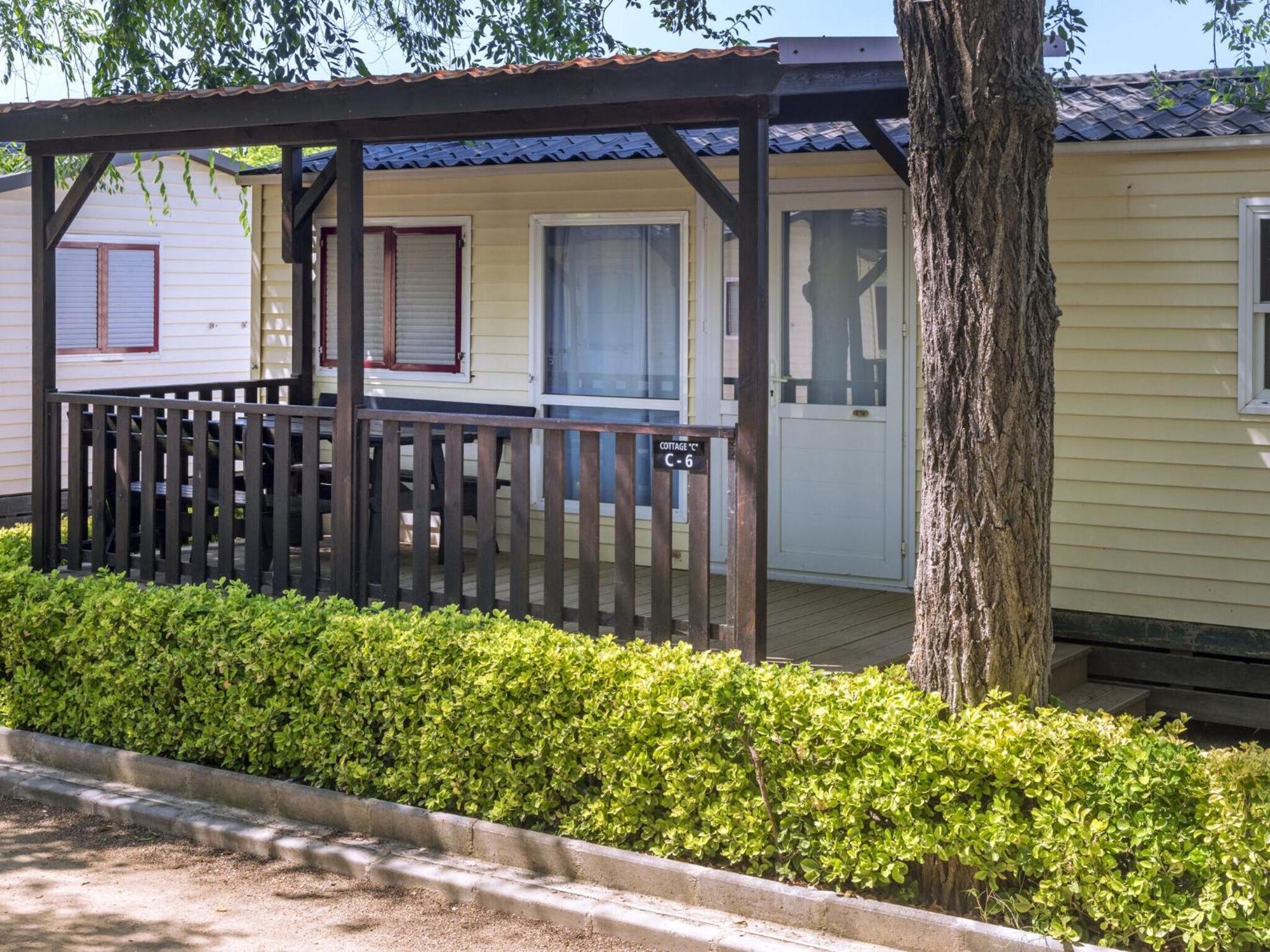 Chalet Well Kept With Veranda In