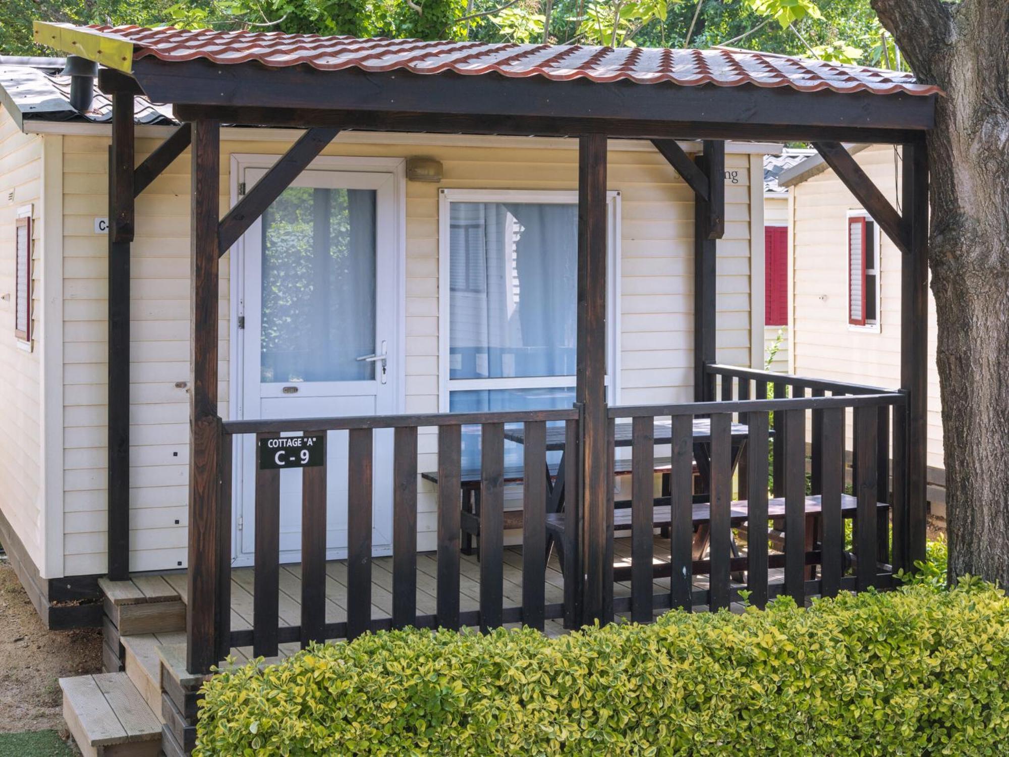 Chalet Well Kept With Veranda In
