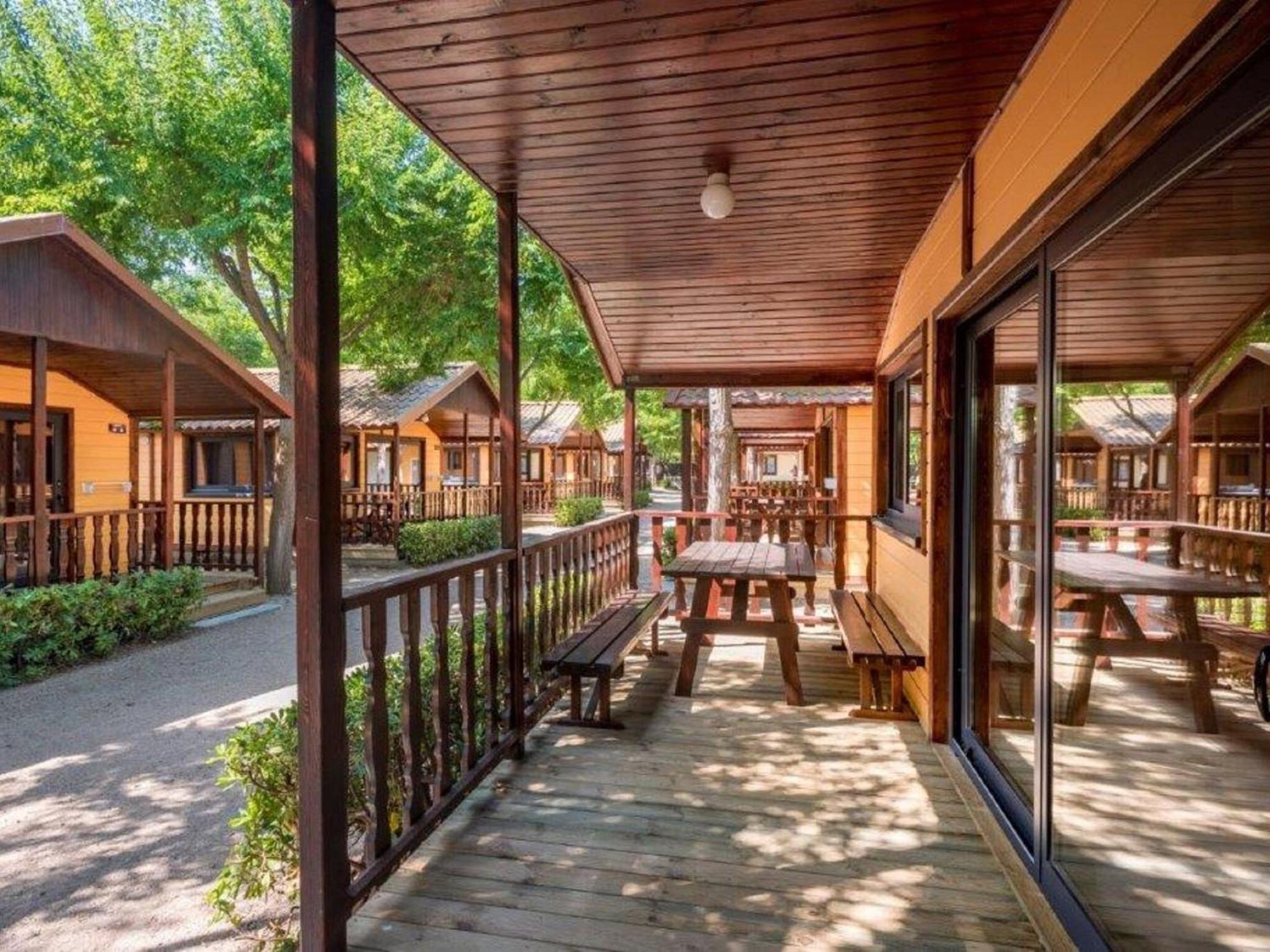 Chalet Well Kept With Veranda In *