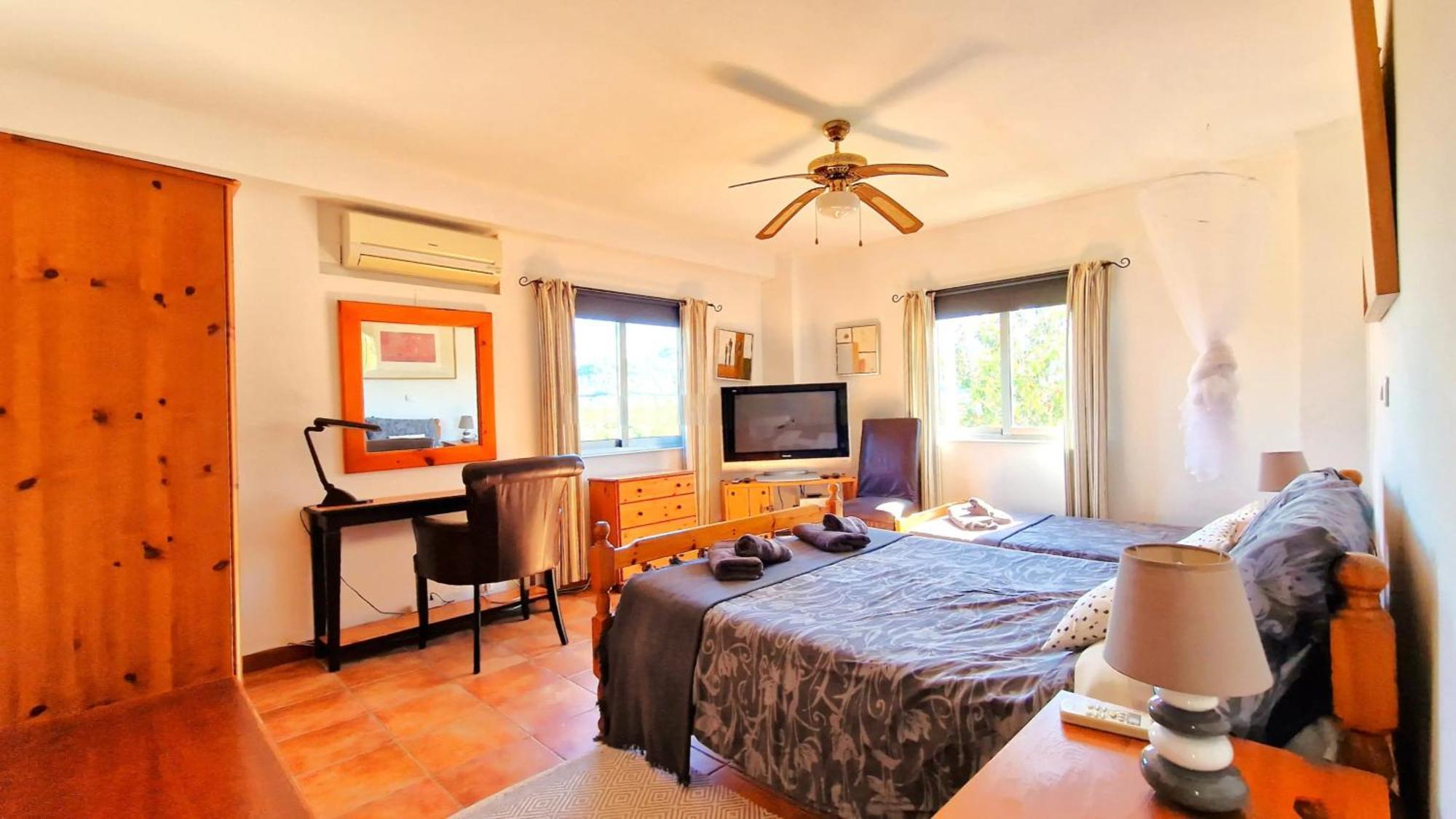 Сasa de vacaciones Craig, Spacious With Amazing Garden And Private Heated Pool Ròtova