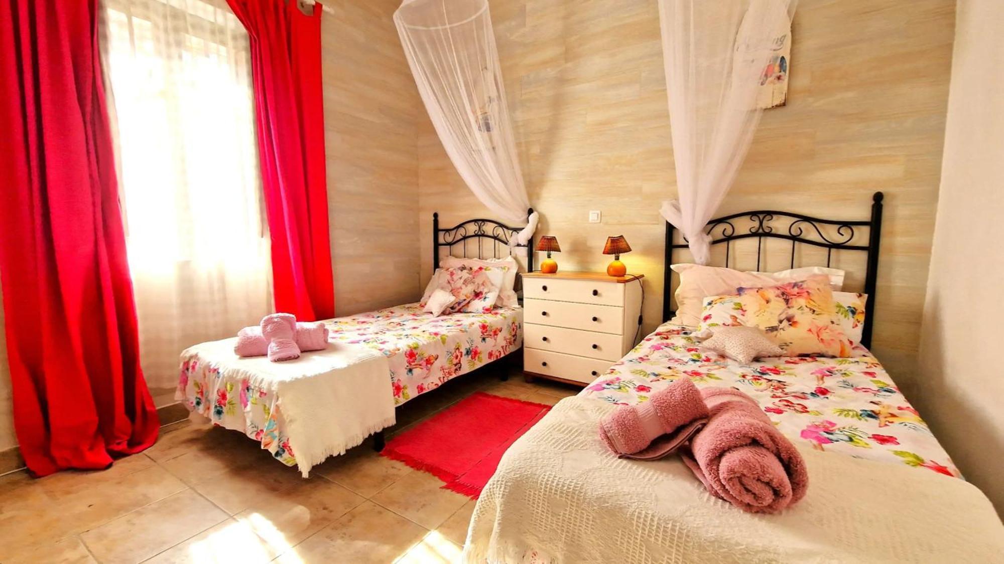 Сasa de vacaciones Craig, Spacious With Amazing Garden And Private Heated Pool