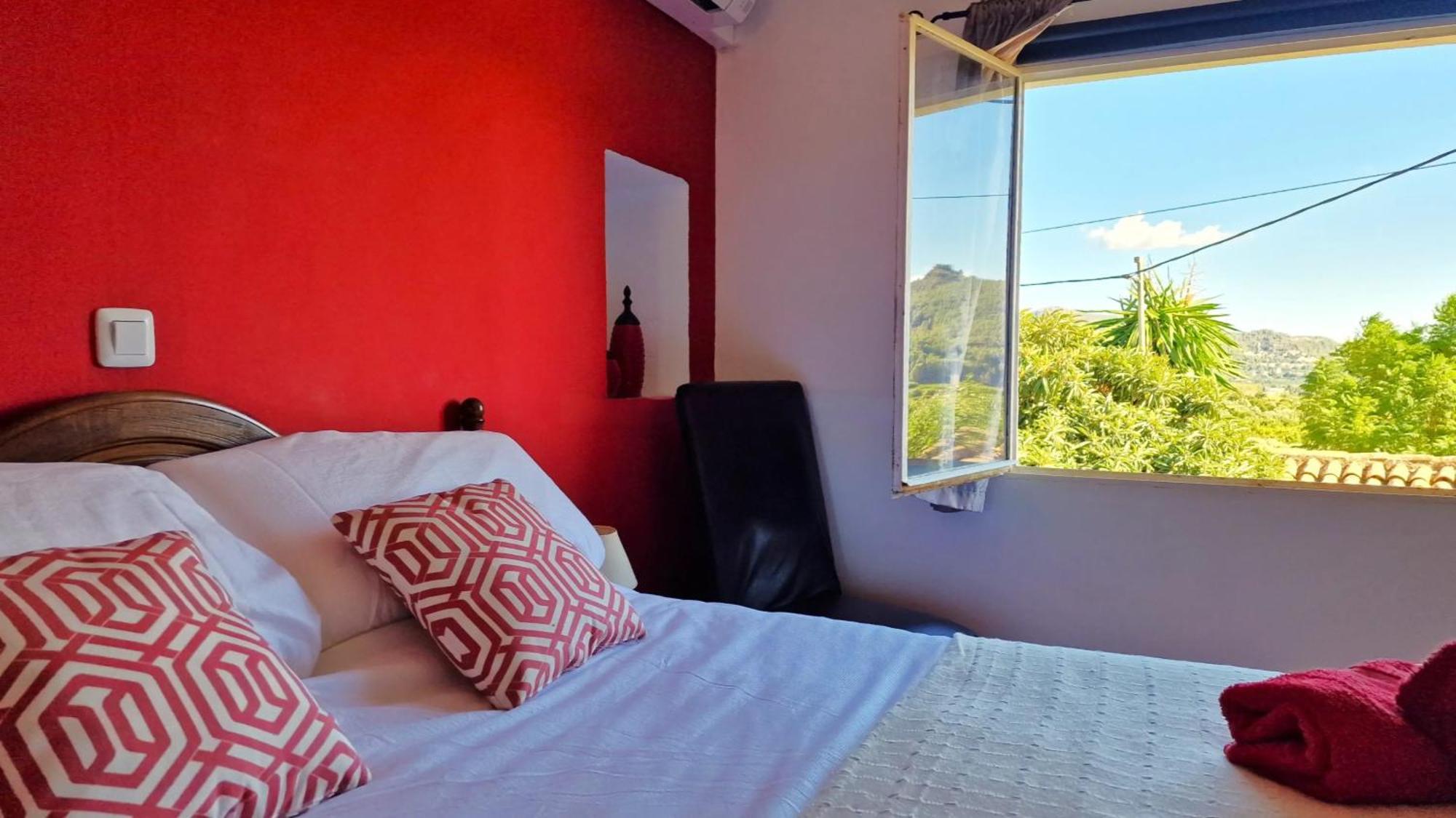 Craig, Spacious With Amazing Garden And Private Heated Pool Сasa de vacaciones Ròtova