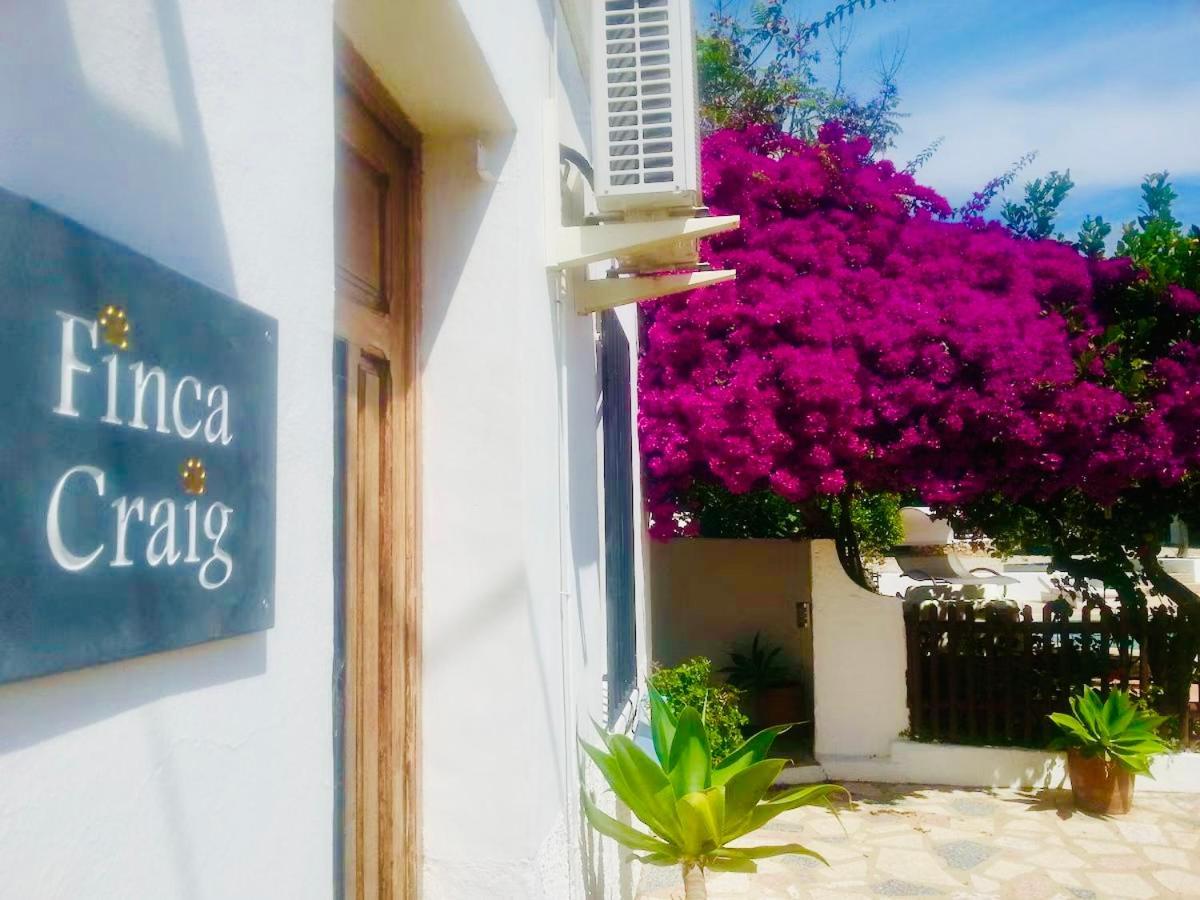 Craig, Spacious With Amazing Garden And Private Heated Pool