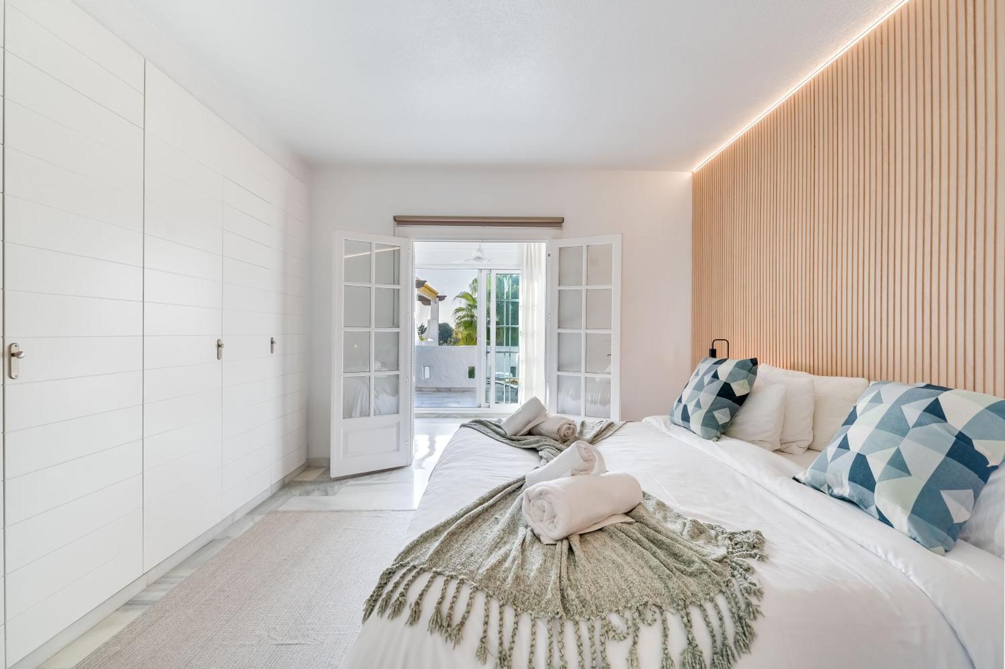 Apartment Modern 3 Bdrm With Sea Views & Pool Newly Renovated