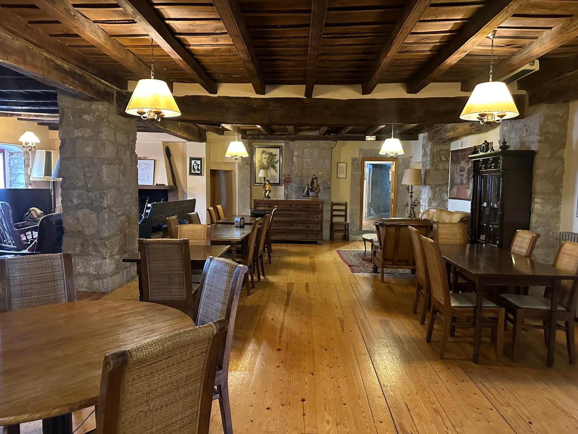 Inn Santuari Mare De Deu Del Mont Restaurant-hostatgeria