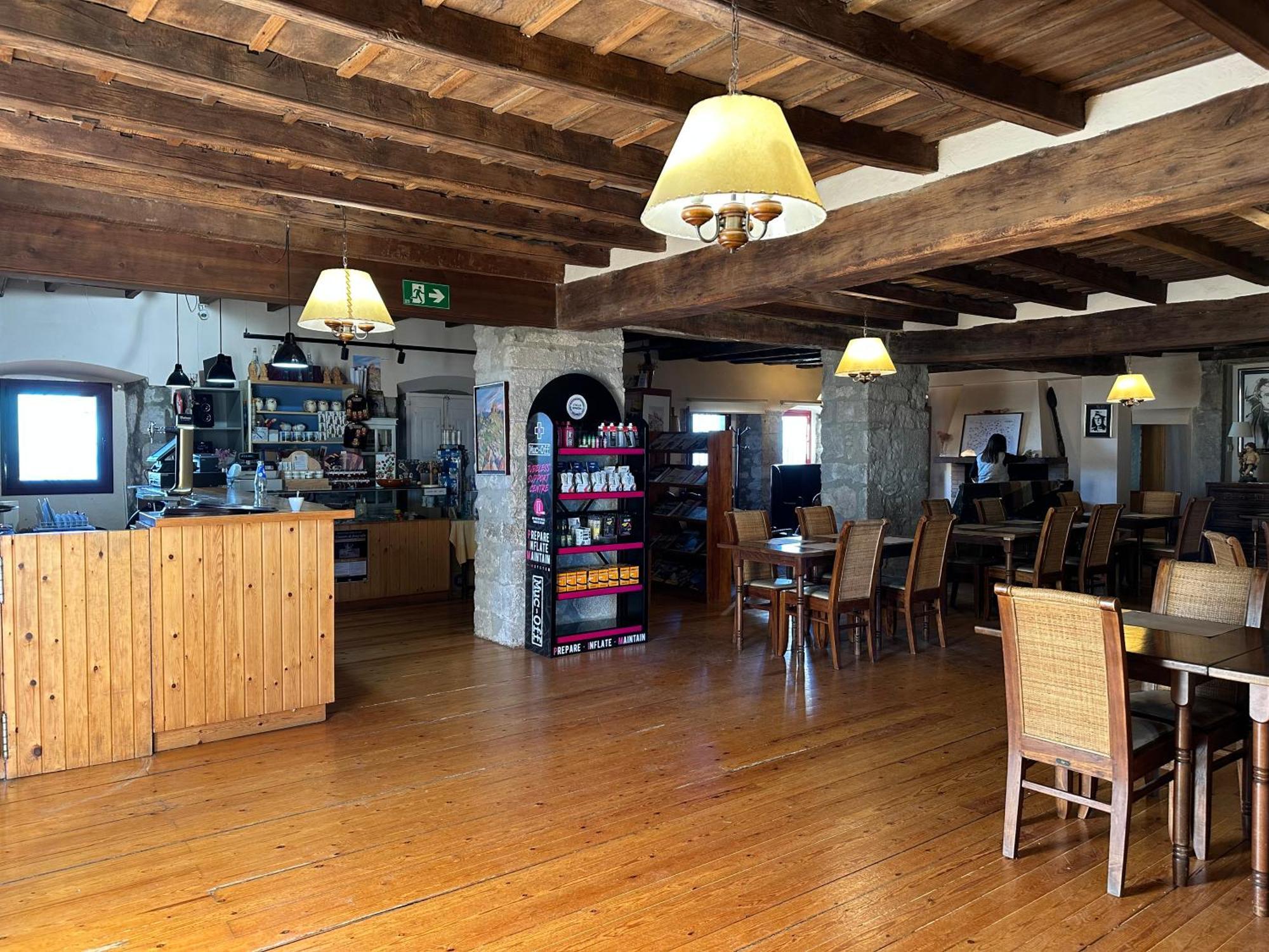 Santuari Mare De Deu Del Mont Restaurant-hostatgeria Inn Beuda