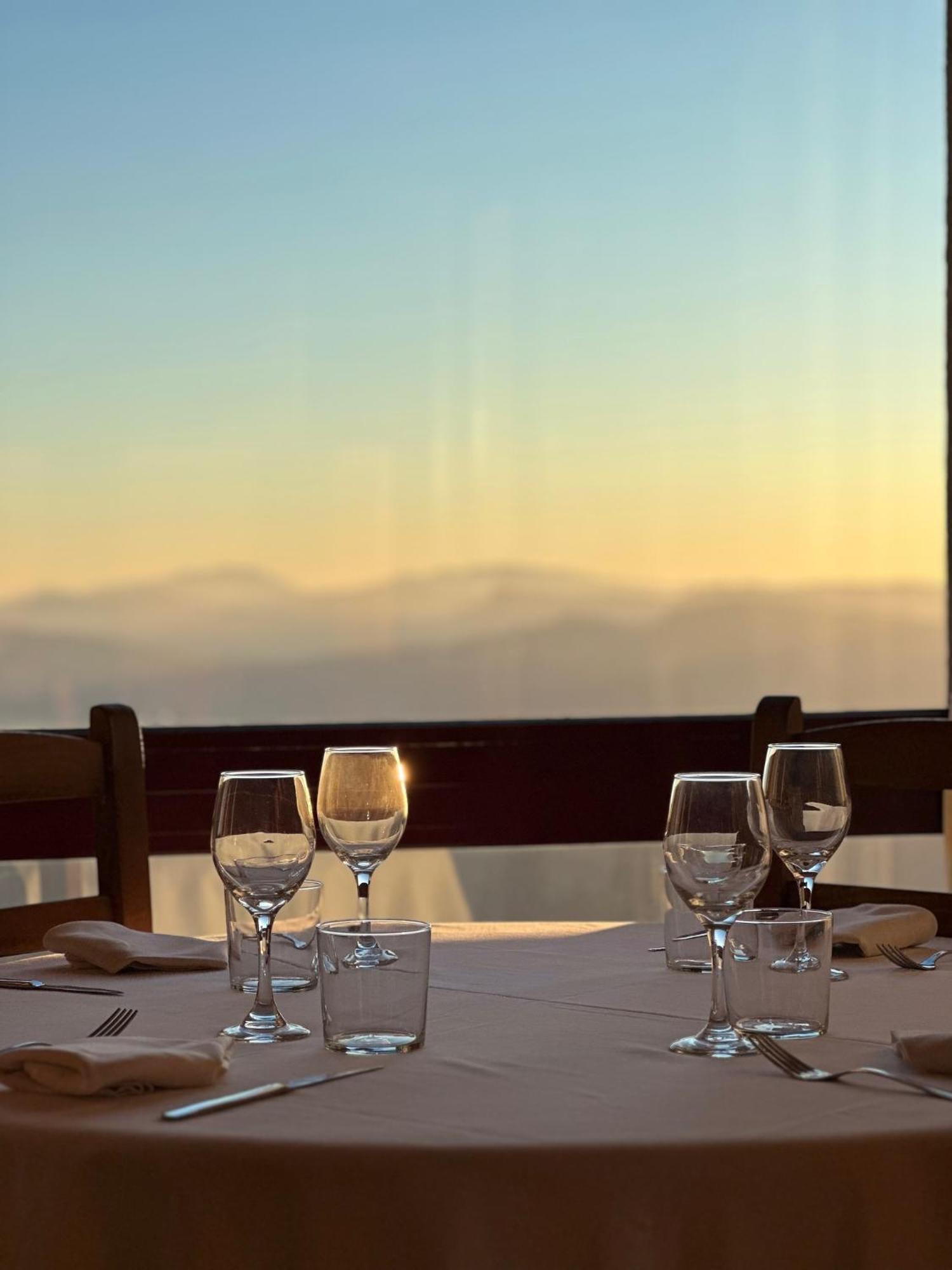 Inn Santuari Mare De Deu Del Mont Restaurant-hostatgeria