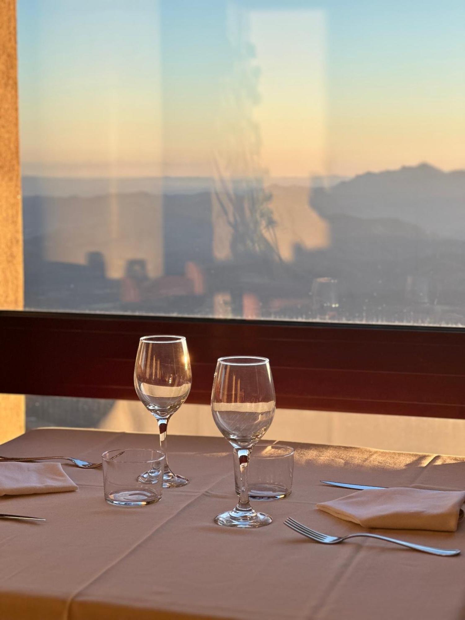 Santuari Mare De Deu Del Mont Restaurant-hostatgeria Inn Beuda