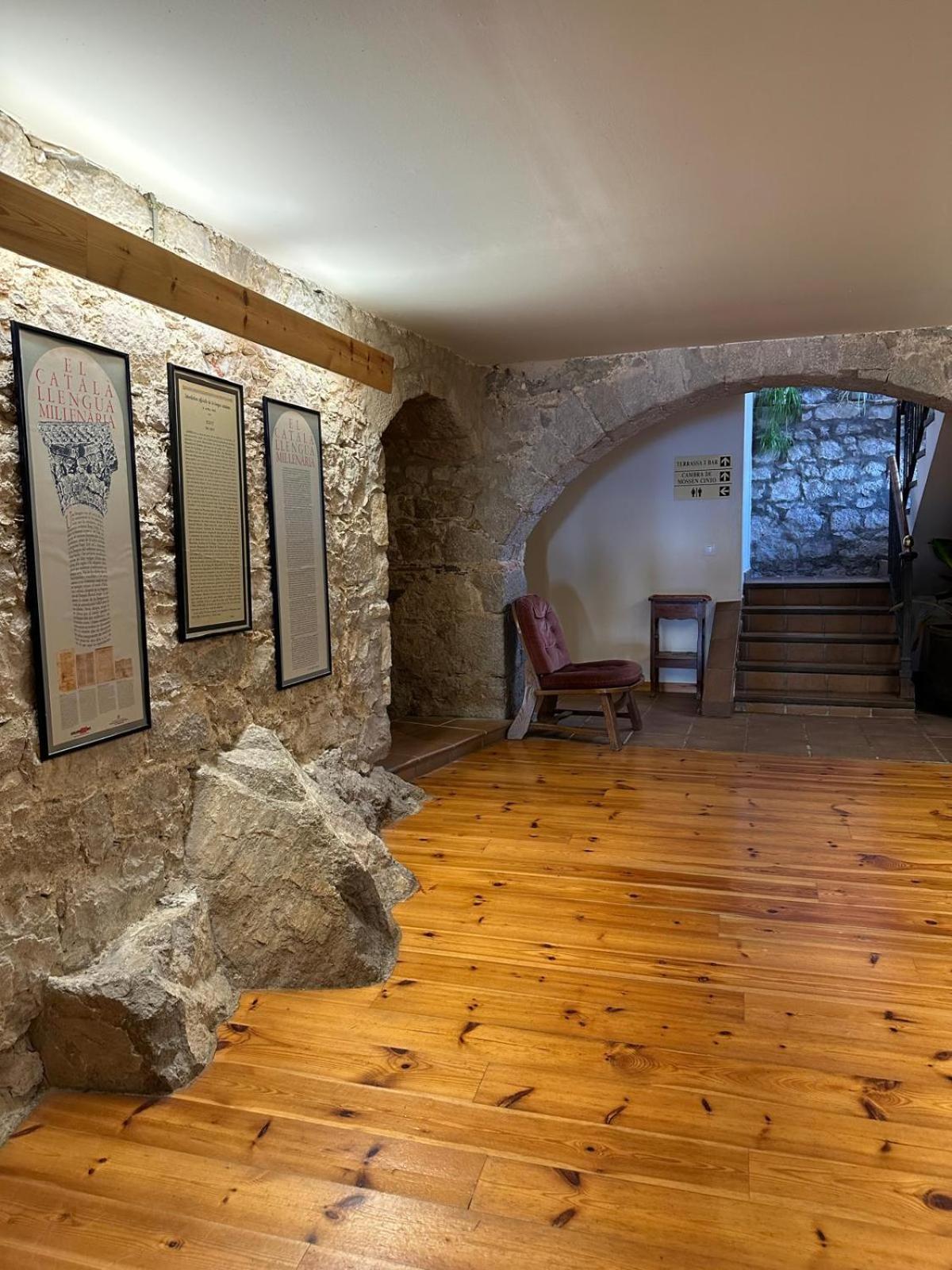 Inn Santuari Mare De Deu Del Mont Restaurant-hostatgeria Beuda