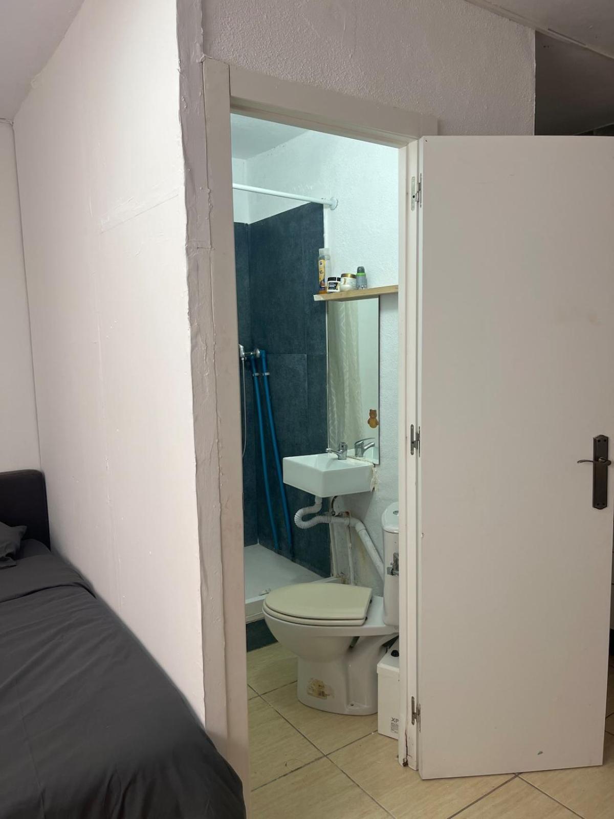 With Bathroom And Kitchen Apartamento *
