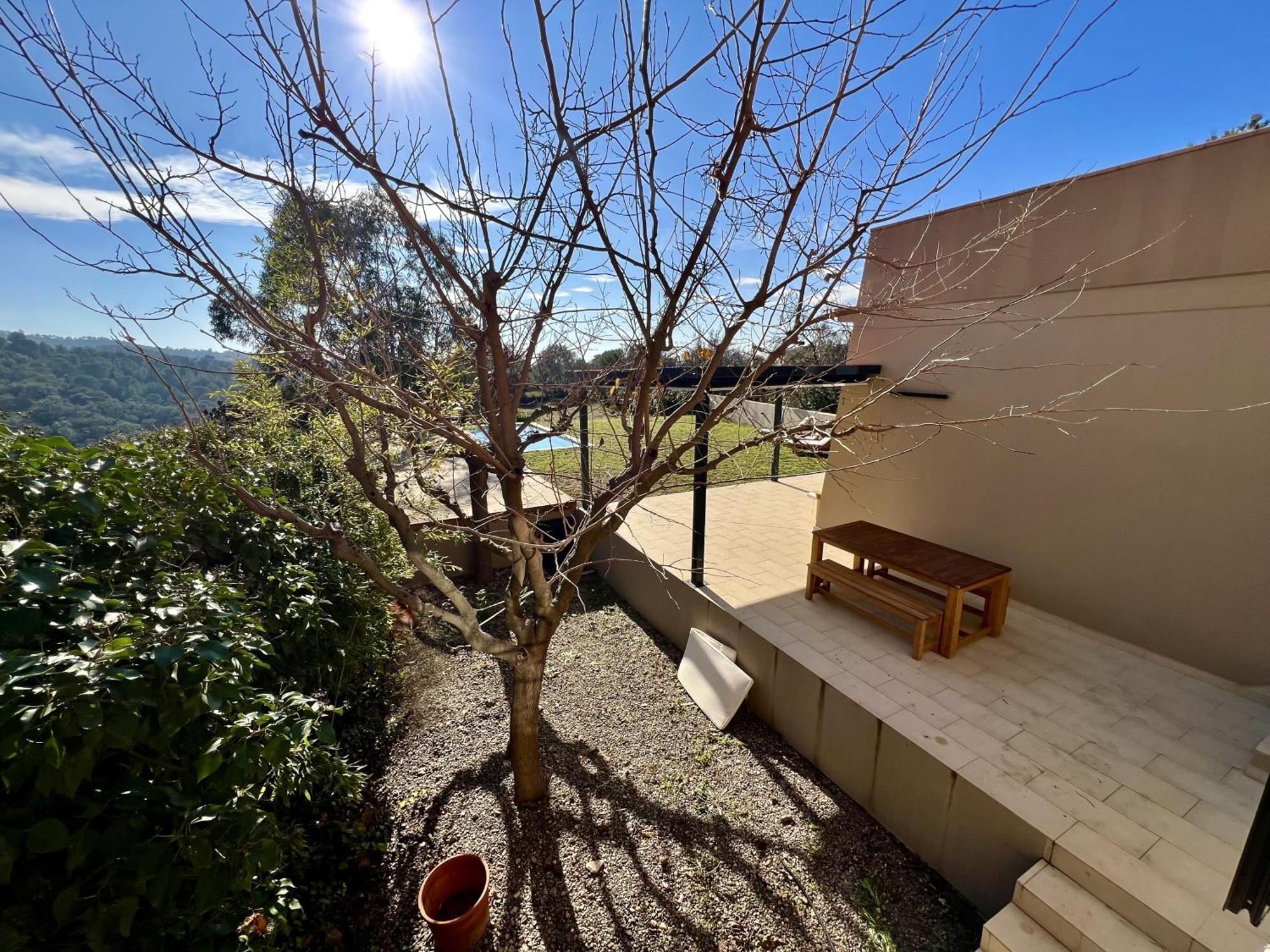 Casa De Estilo Moderno Con Gran Jardin Y Piscina Villa *