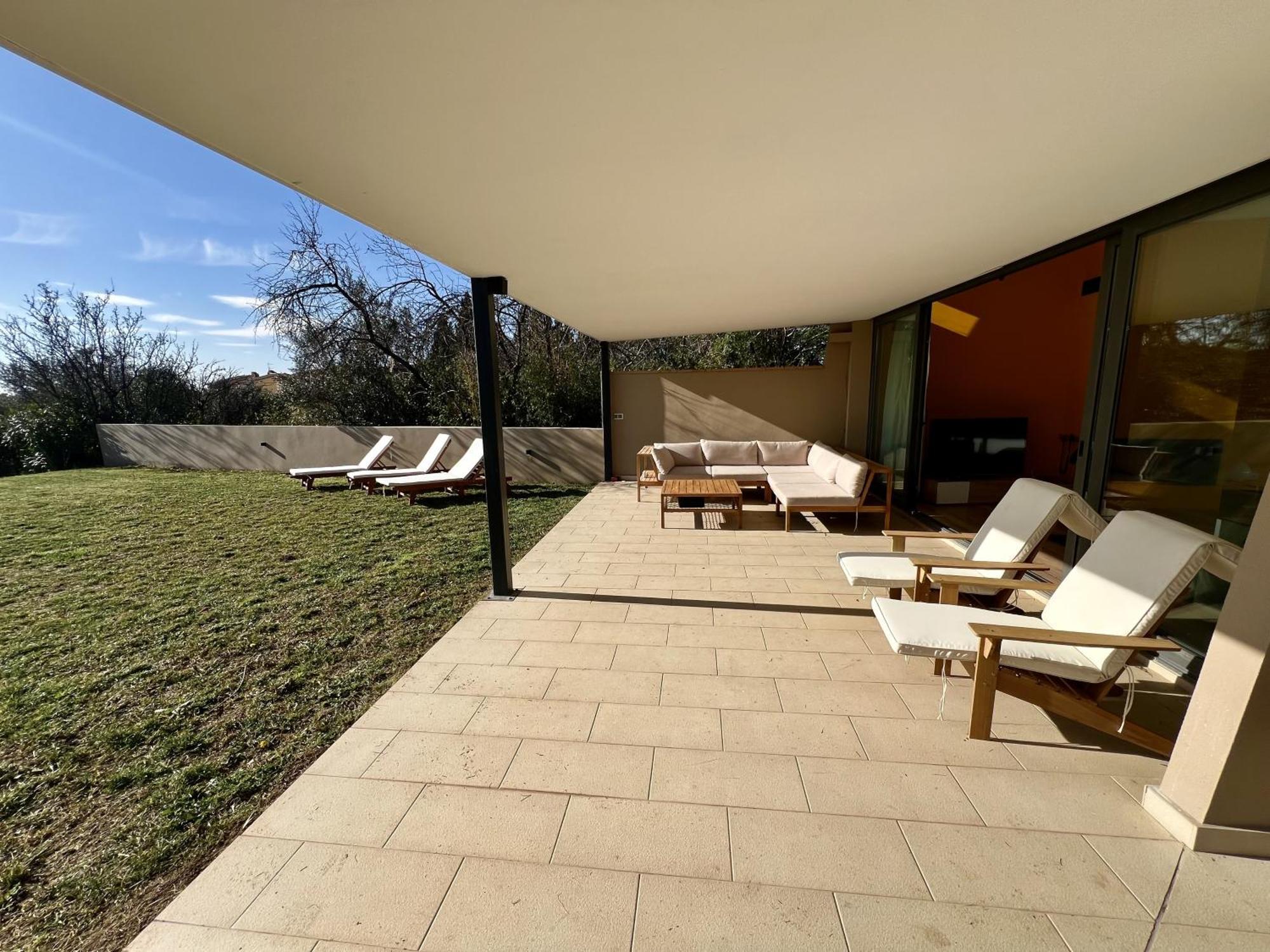Casa De Estilo Moderno Con Gran Jardin Y Piscina
