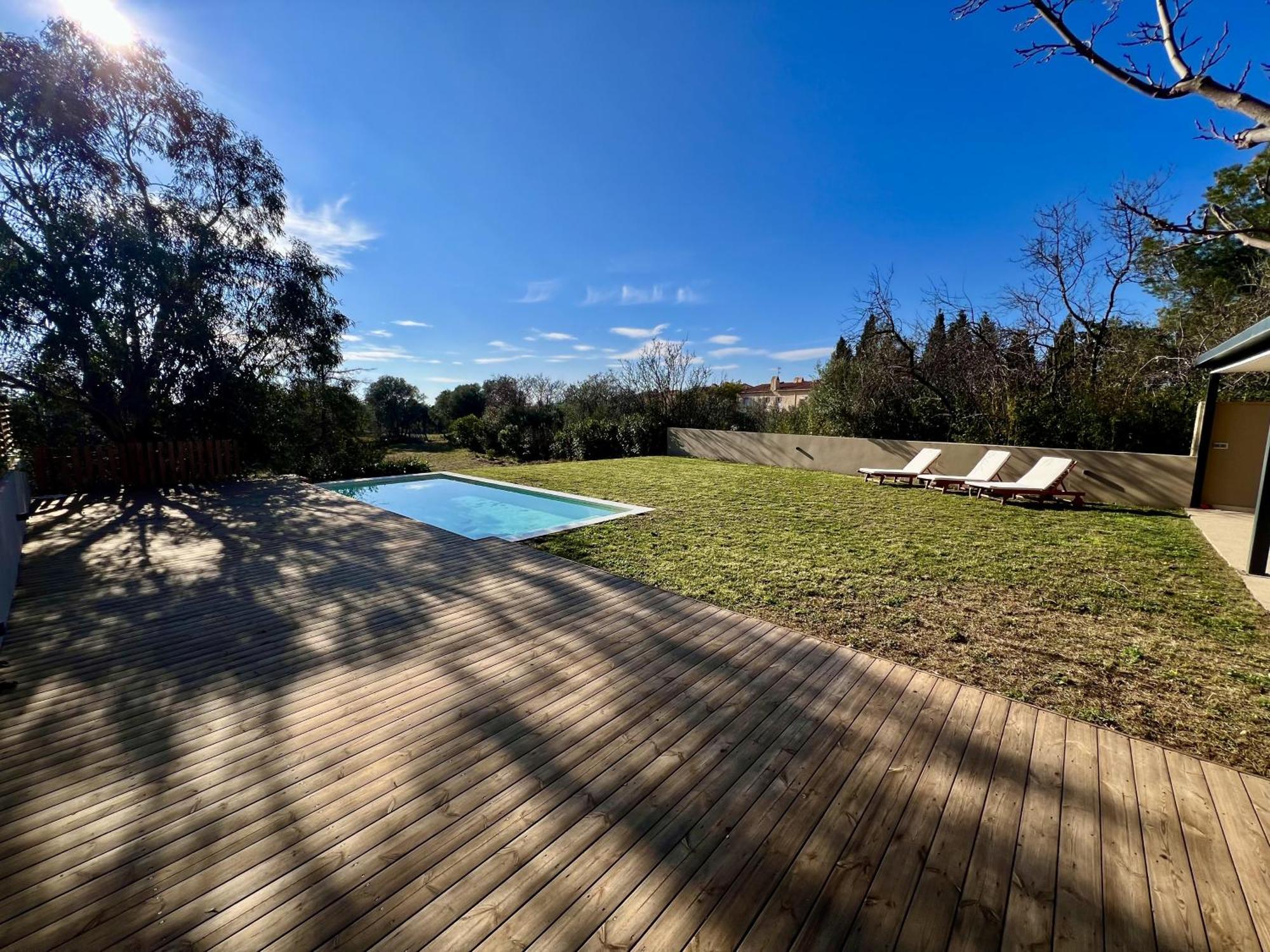 Casa De Estilo Moderno Con Gran Jardin Y Piscina