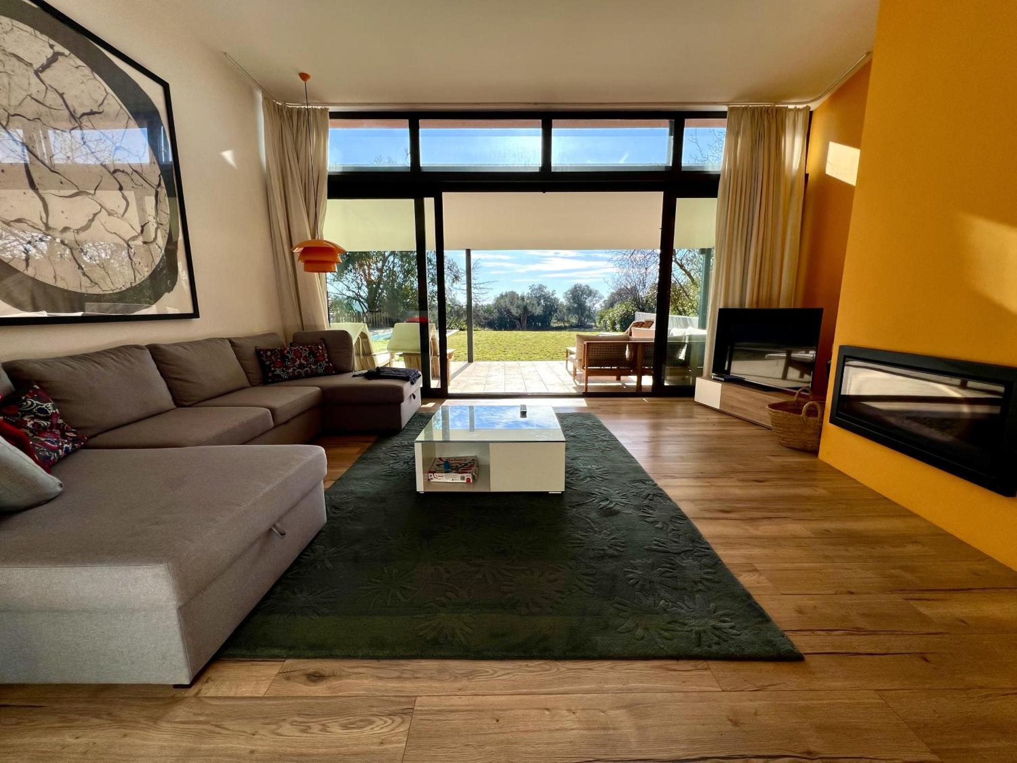Casa De Estilo Moderno Con Gran Jardin Y Piscina Vilamaniscle