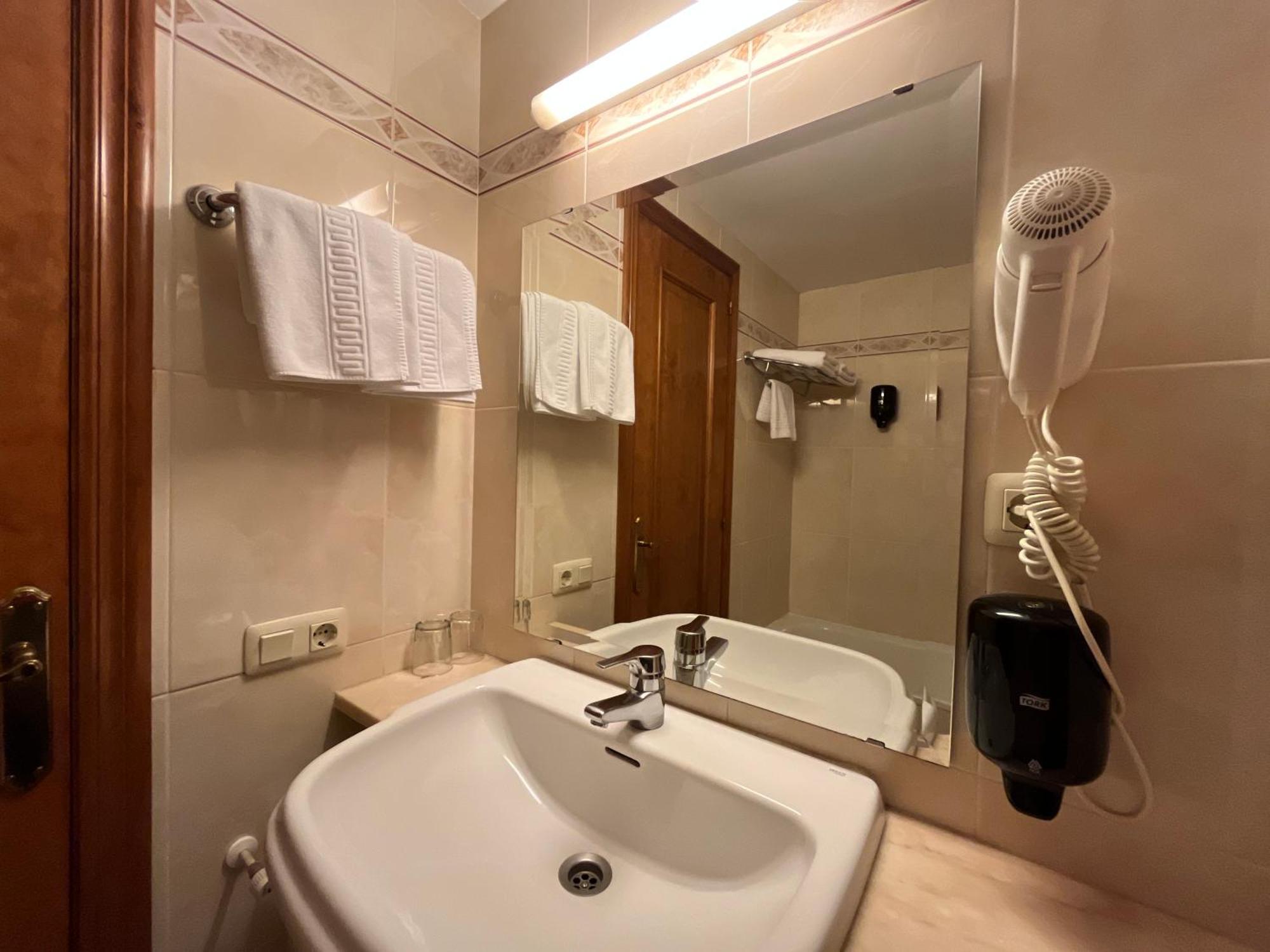 Hotel Juan Canejan Les