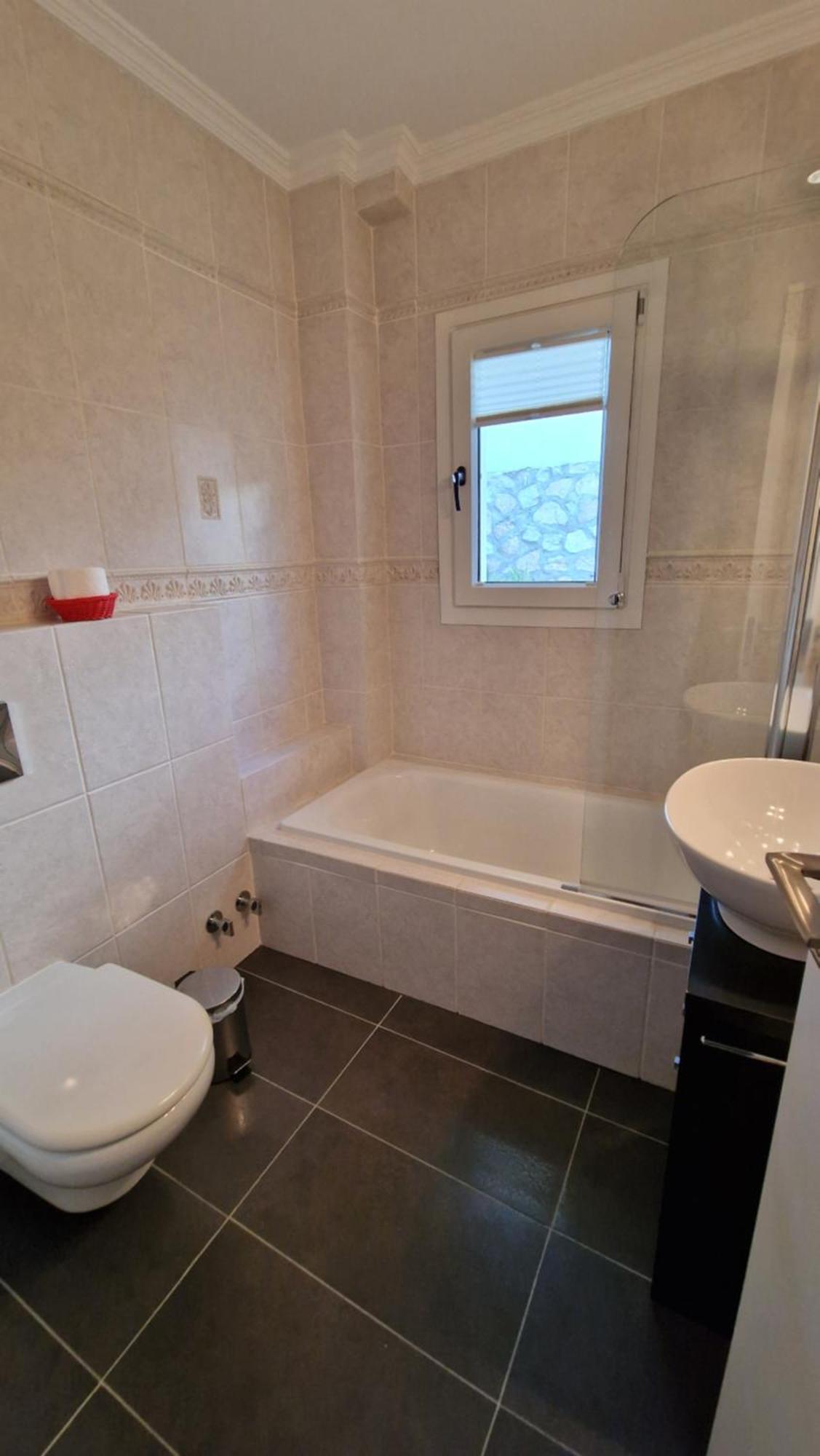 Luxury 3 Bed With Private Pool & Lounge Area