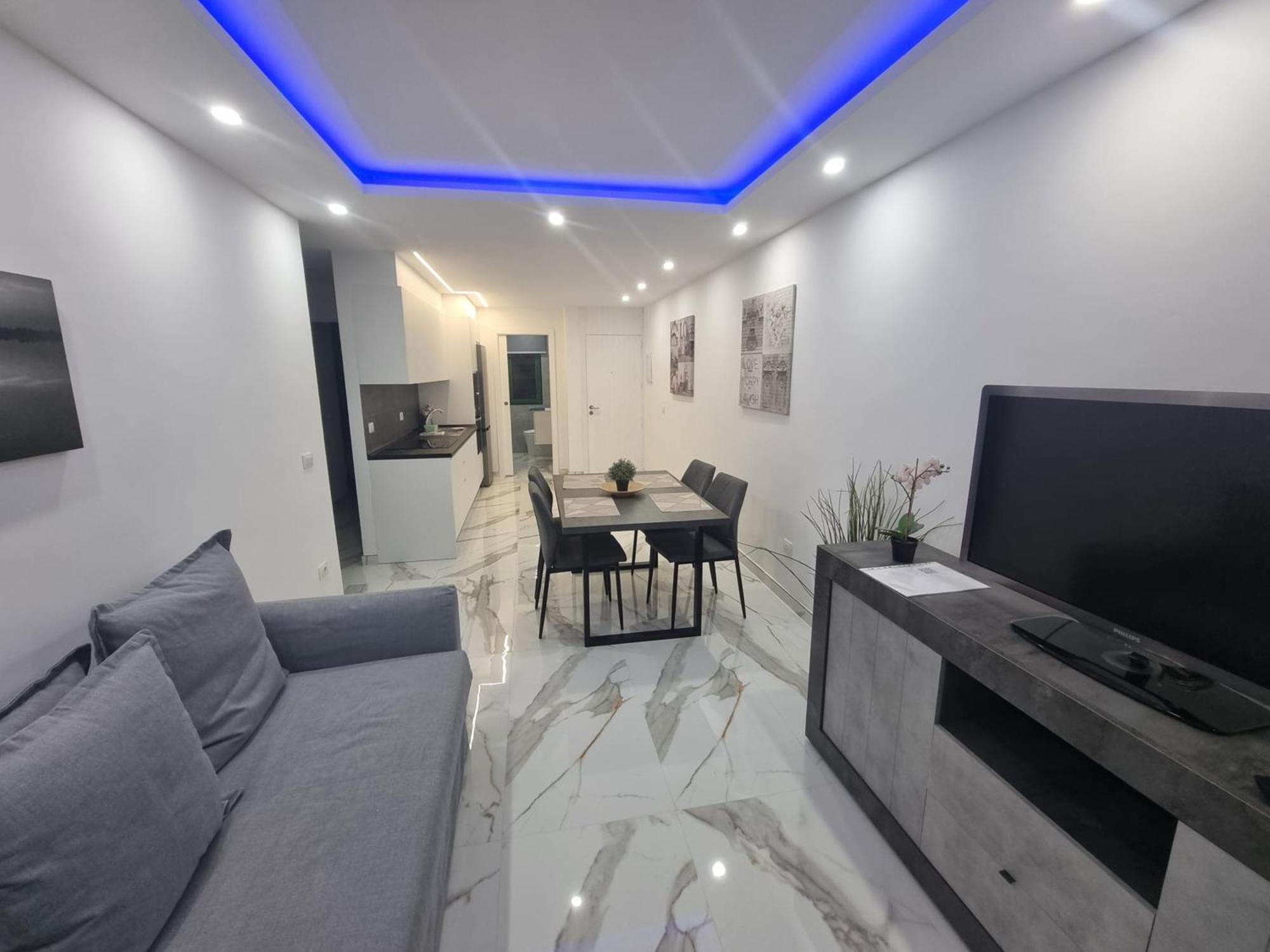 Casa Palmera 2 Only 150 Meters To The Beach, Heated Pool, Wifi, Sat-tv, Terrace, Location, Washing Machine Playa de las Américas