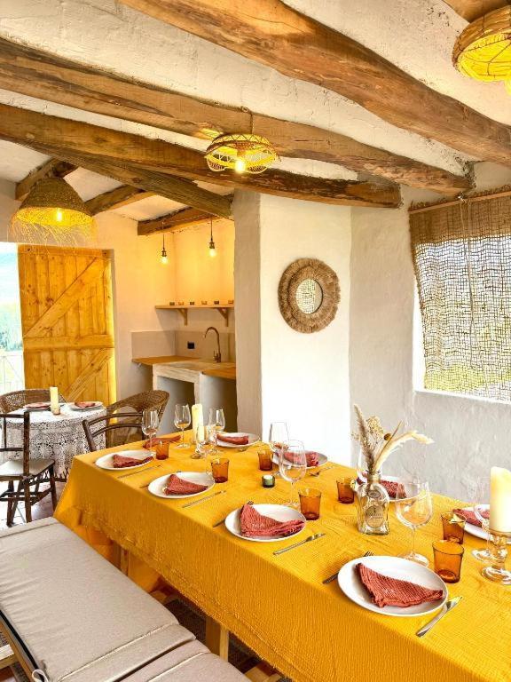 Masia Aubareda Bed & Breakfast