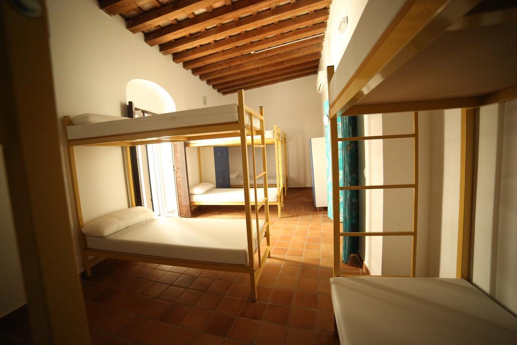 Wake Up In & Restaurant Lounge Hostel *
