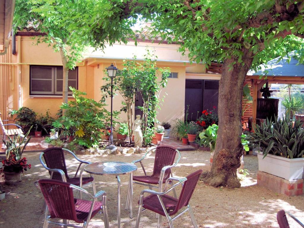 Fabrellas Guest house 2*