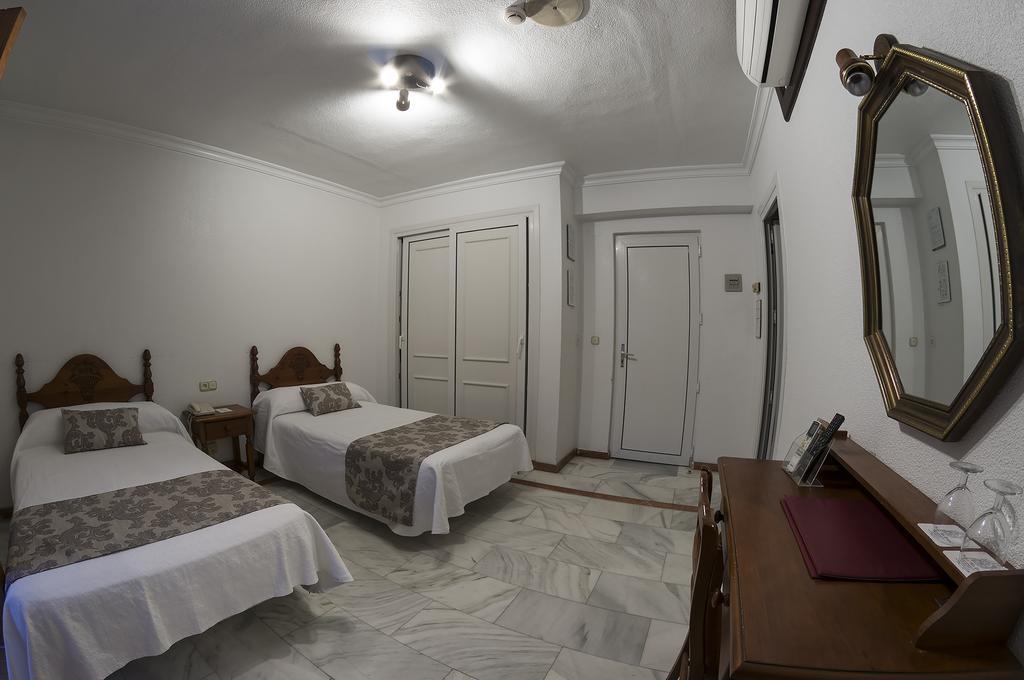 La Pinta Hotel 2*
