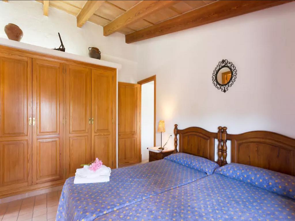 Puerto De Pollensa Villa: Mountain Retreat Near Apartment Port de Pollenca