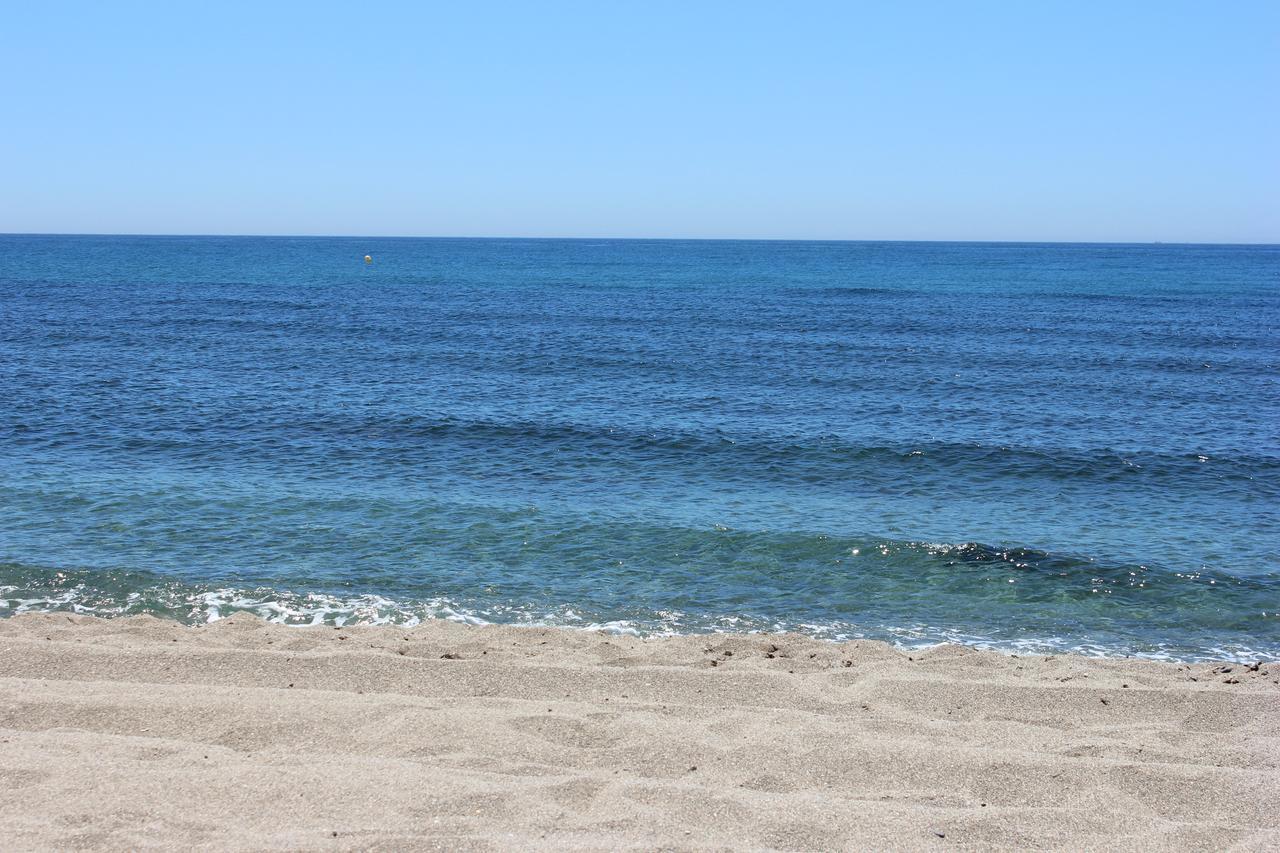 Mansion Alhamar - 2 Bedroom, Frontline Beach, Mountain Views, Full Size Pool, Tennis Courts, Close To Shops, On-site Bar & Chiringuito Apartamento Sitio de Calahonda