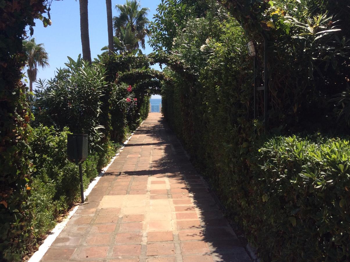 Mansion Alhamar - 2 Bedroom, Frontline Beach, Mountain Views, Full Size Pool, Tennis Courts, Close To Shops, On-site Bar & Chiringuito Apartamento