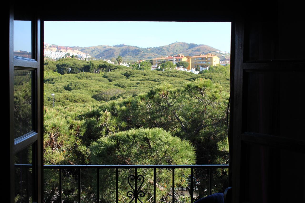 Mansion Alhamar - 2 Bedroom, Frontline Beach, Mountain Views, Full Size Pool, Tennis Courts, Close To Shops, On-site Bar & Chiringuito Sitio de Calahonda