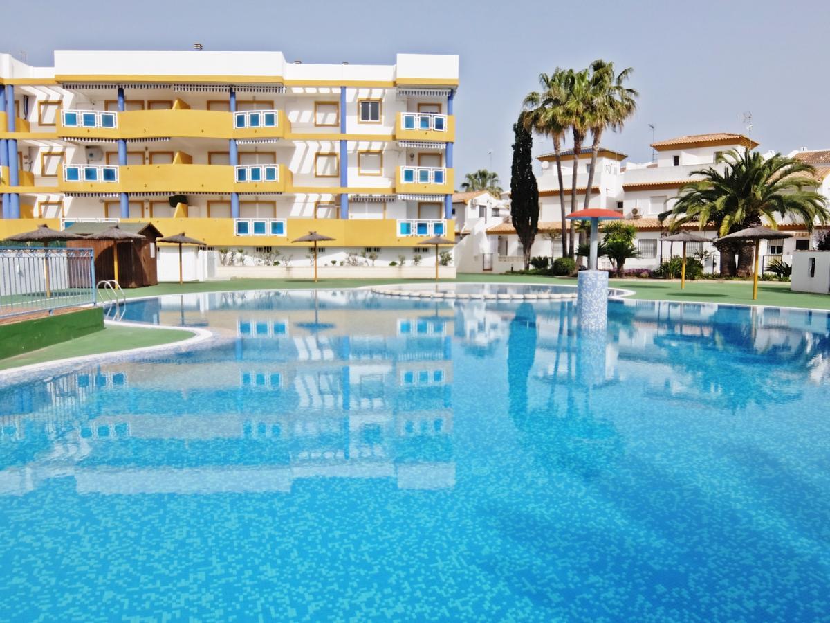 Familiar Junto A La Playa De San Fernando -