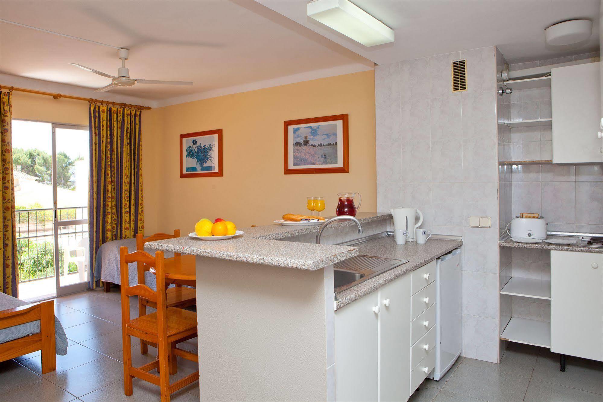 Martinez Apartahotel