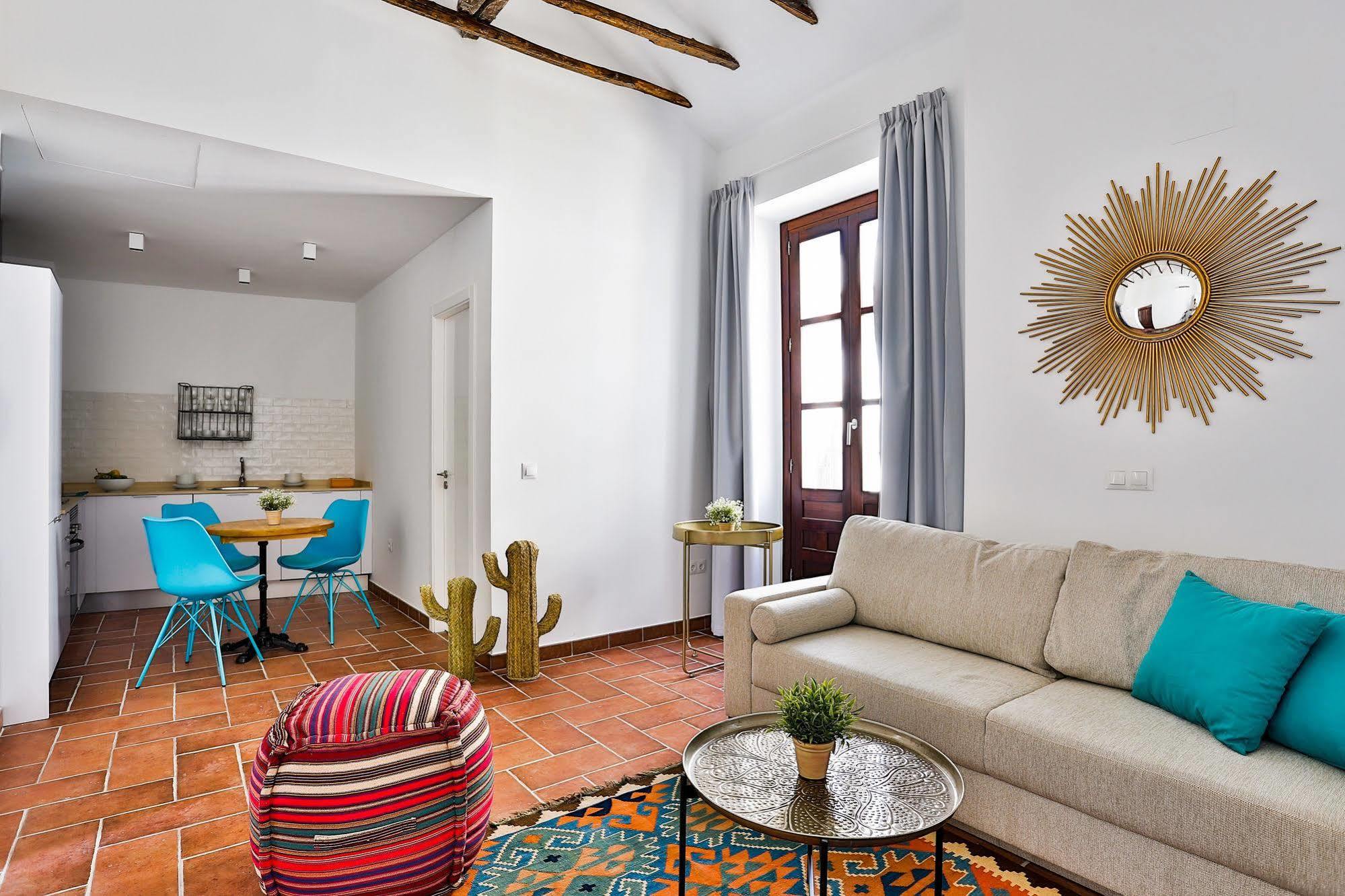 Urban Vida Alcazar Apartment