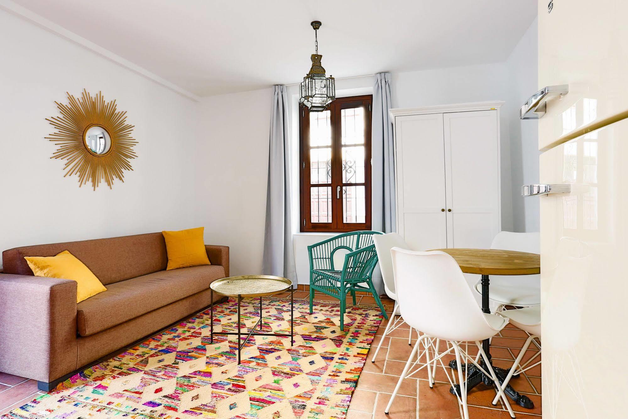 Urban Vida Alcazar Apartment