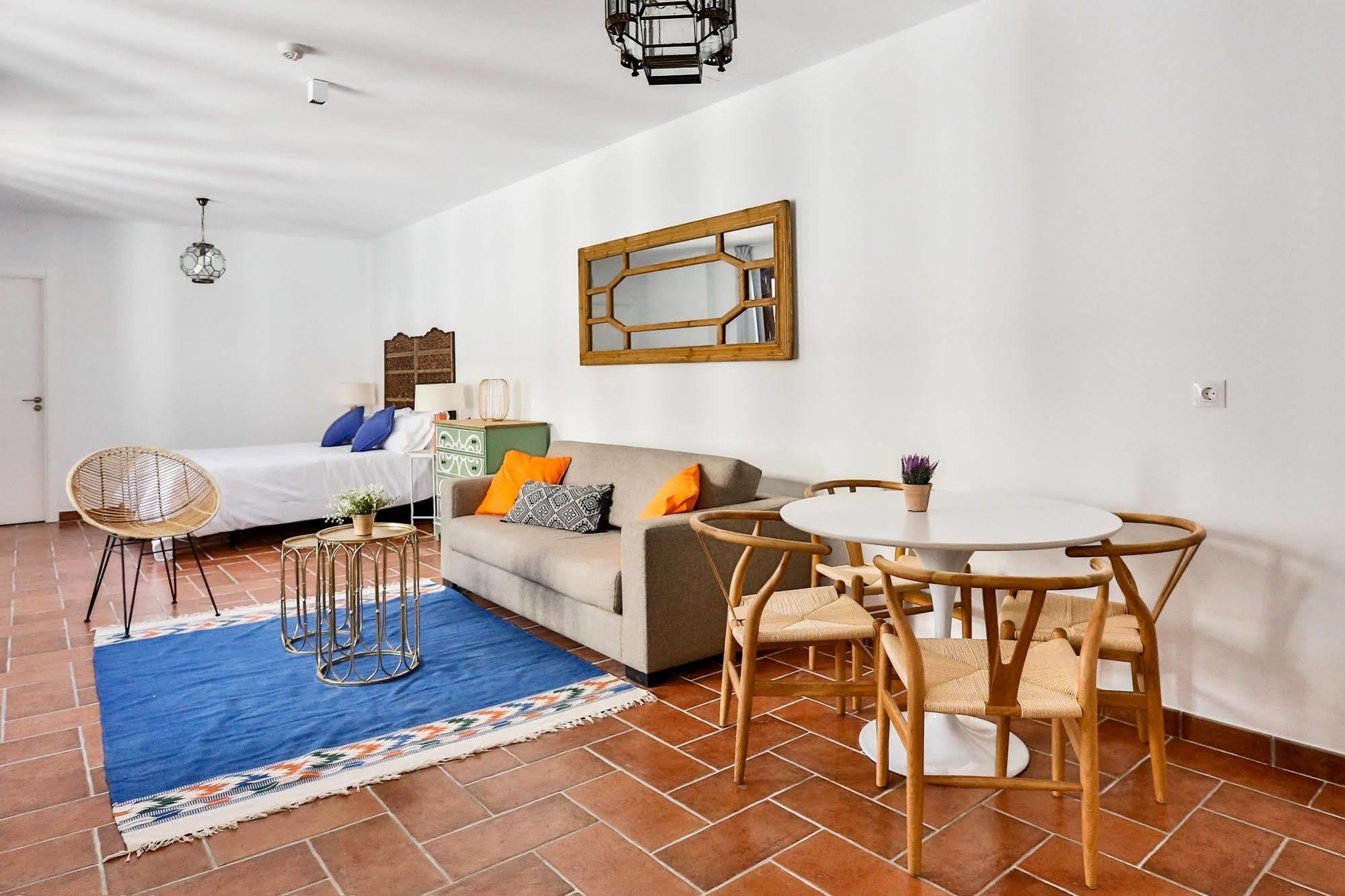 Urban Vida Alcazar Apartment