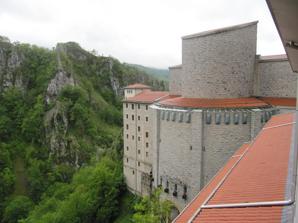 Santuario De Arantzazu Hotel Oñate