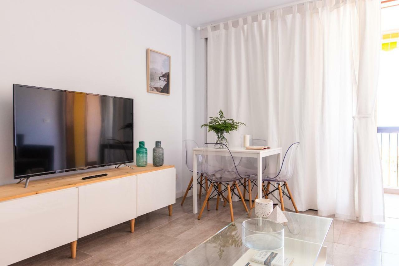 Homeforguest Beach Apt With Sea View & Pool, 50 Steps To The Sea